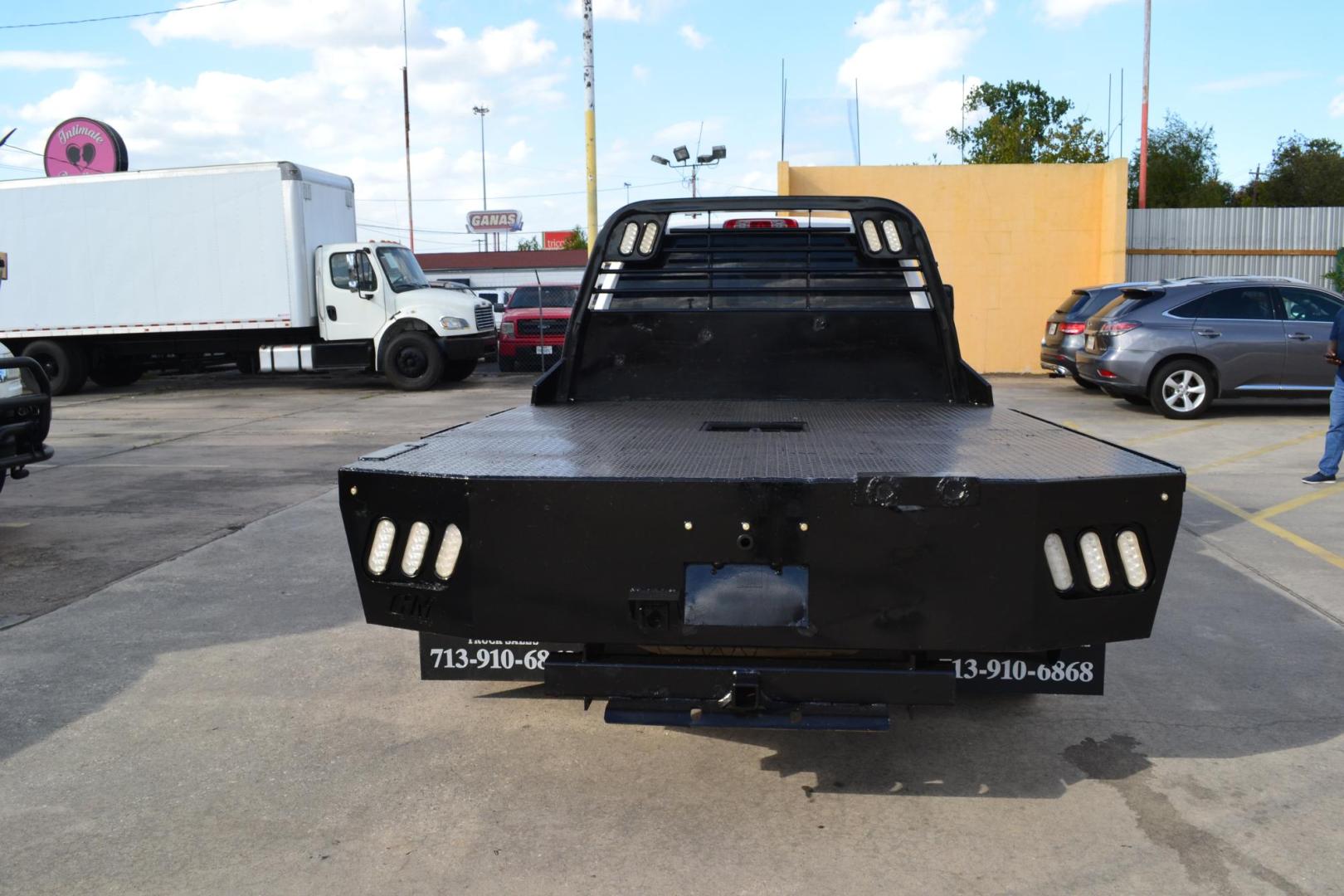 2019 WHITE /BLACK GMC 3500 with an DURAMX 6.6 L TURBO DIESEL engine, AUTOMATIC transmission, located at 9172 North Fwy, Houston, TX, 77037, (713) 910-6868, 29.887470, -95.411903 - Photo#5