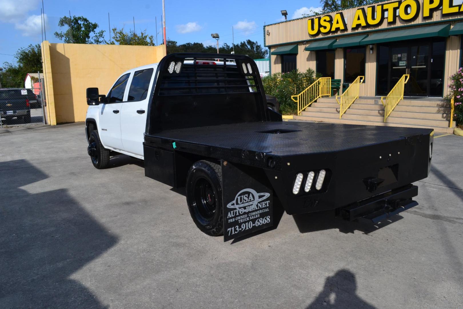 2019 WHITE /BLACK GMC 3500 with an DURAMX 6.6 L TURBO DIESEL engine, AUTOMATIC transmission, located at 9172 North Fwy, Houston, TX, 77037, (713) 910-6868, 29.887470, -95.411903 - Photo#6