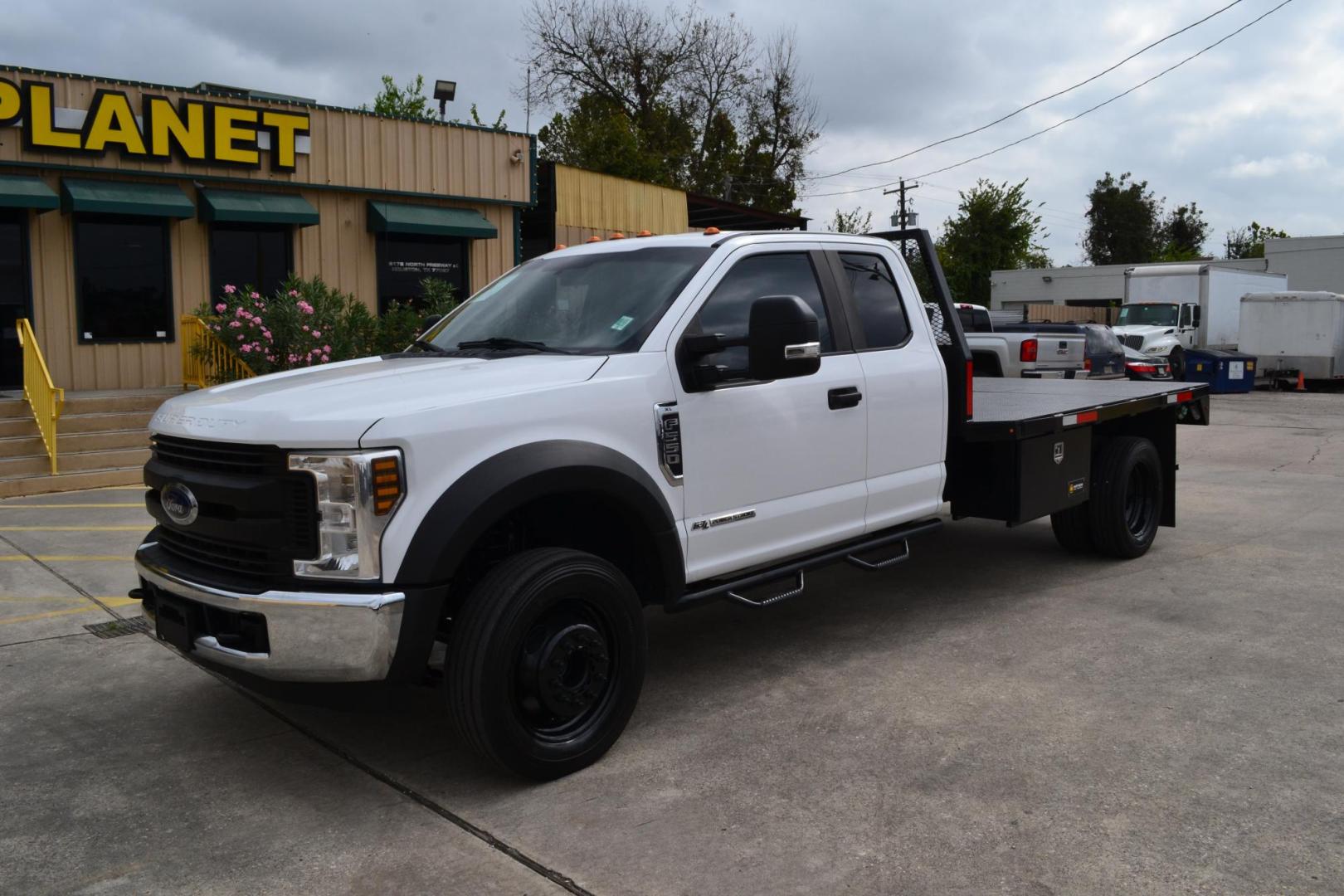 2019 WHITE /GRAY Ford F-550 with an POWERSTROKE 6.7L DIESEL engine, AUTOMATIC transmission, located at 9172 North Fwy, Houston, TX, 77037, (713) 910-6868, 29.887470, -95.411903 - Photo#0