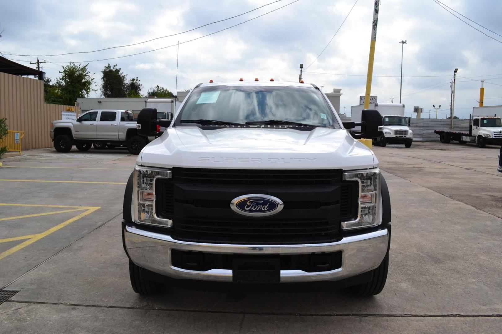 2019 WHITE /GRAY Ford F-550 with an POWERSTROKE 6.7L DIESEL engine, AUTOMATIC transmission, located at 9172 North Fwy, Houston, TX, 77037, (713) 910-6868, 29.887470, -95.411903 - Photo#1