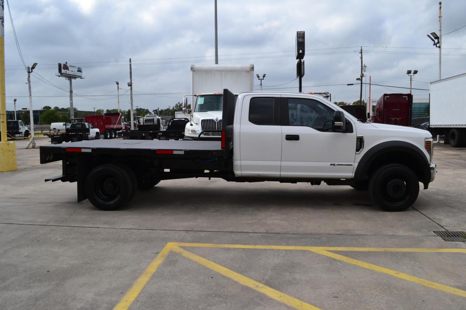 2019 WHITE /GRAY Ford F-550 with an POWERSTROKE 6.7L DIESEL engine, AUTOMATIC transmission, located at 9172 North Fwy, Houston, TX, 77037, (713) 910-6868, 29.887470, -95.411903 - Photo#3
