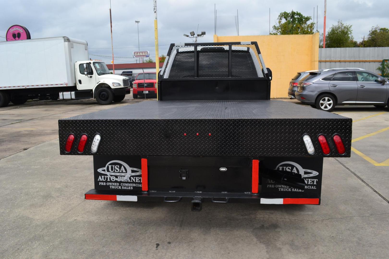 2019 WHITE /GRAY Ford F-550 with an POWERSTROKE 6.7L DIESEL engine, AUTOMATIC transmission, located at 9172 North Fwy, Houston, TX, 77037, (713) 910-6868, 29.887470, -95.411903 - Photo#5