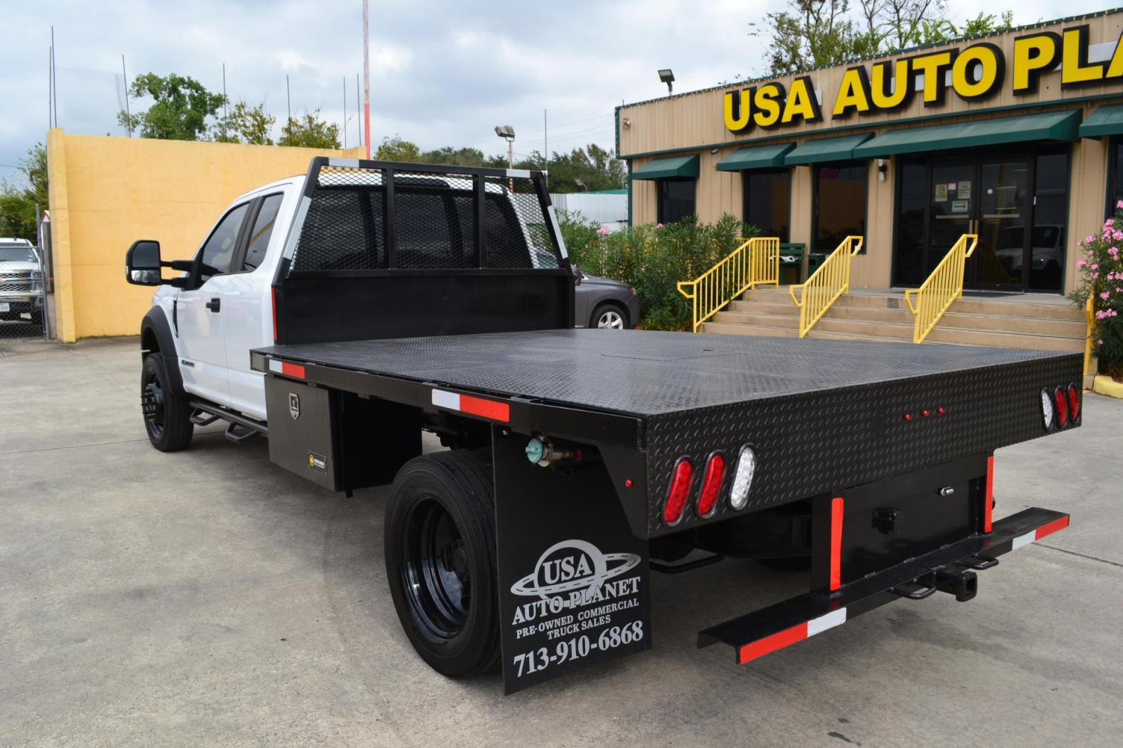 2019 WHITE /GRAY Ford F-550 with an POWERSTROKE 6.7L DIESEL engine, AUTOMATIC transmission, located at 9172 North Fwy, Houston, TX, 77037, (713) 910-6868, 29.887470, -95.411903 - Photo#6
