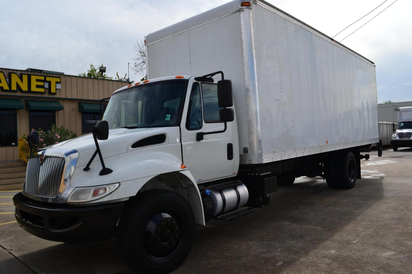 2017 WHITE /BLACK INTERNATIONAL 4300 with an CUMMINS ISB 6.7L 220HP engine, ALLISON 2100HS AUTOMATIC transmission, located at 9172 North Fwy, Houston, TX, 77037, (713) 910-6868, 29.887470, -95.411903 - Photo#0