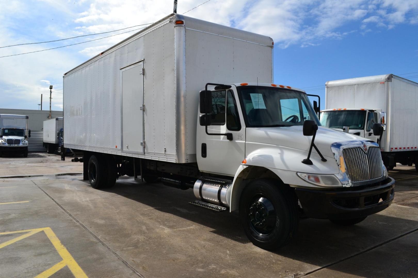 2017 WHITE /BLACK INTERNATIONAL 4300 with an CUMMINS ISB 6.7L 220HP engine, ALLISON 2100HS AUTOMATIC transmission, located at 9172 North Fwy, Houston, TX, 77037, (713) 910-6868, 29.887470, -95.411903 - Photo#2