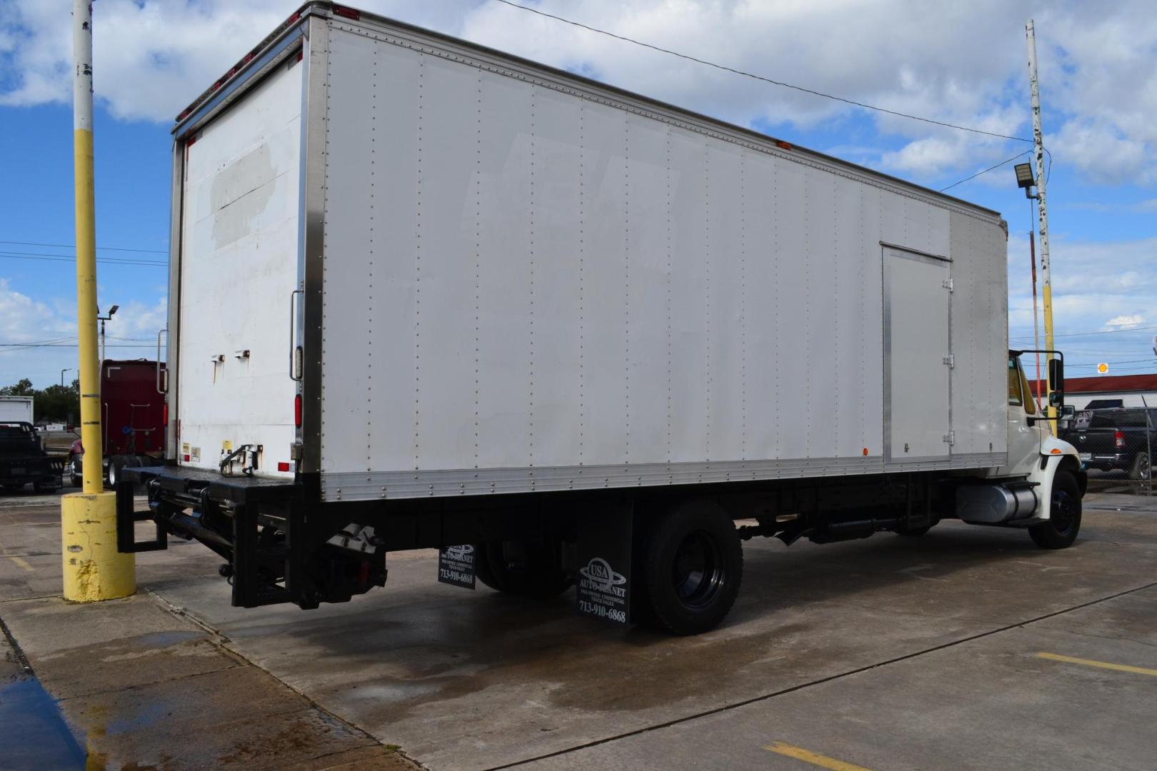 2017 WHITE /BLACK INTERNATIONAL 4300 with an CUMMINS ISB 6.7L 220HP engine, ALLISON 2100HS AUTOMATIC transmission, located at 9172 North Fwy, Houston, TX, 77037, (713) 910-6868, 29.887470, -95.411903 - Photo#4
