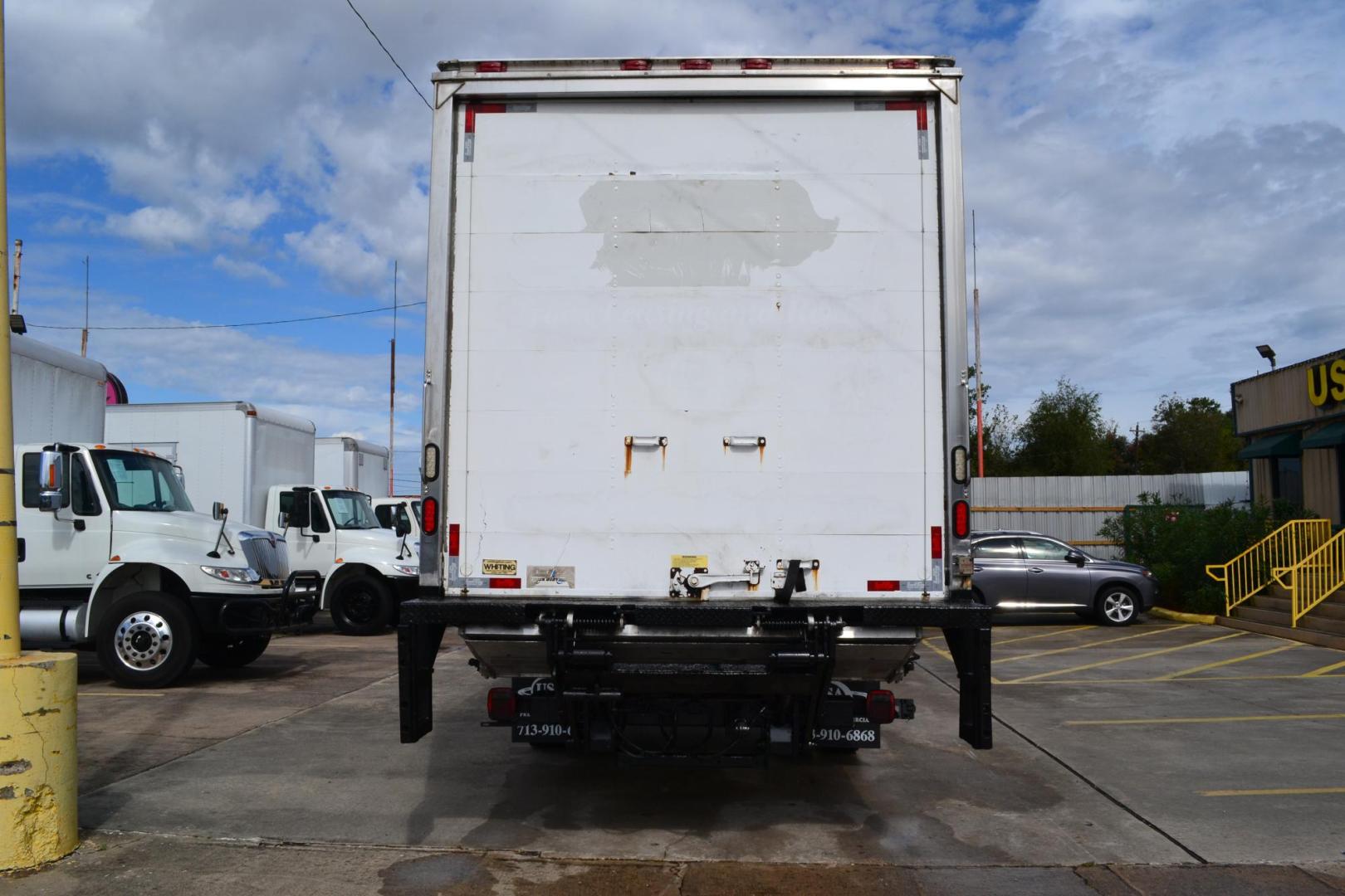 2017 WHITE /BLACK INTERNATIONAL 4300 with an CUMMINS ISB 6.7L 220HP engine, ALLISON 2100HS AUTOMATIC transmission, located at 9172 North Fwy, Houston, TX, 77037, (713) 910-6868, 29.887470, -95.411903 - Photo#5