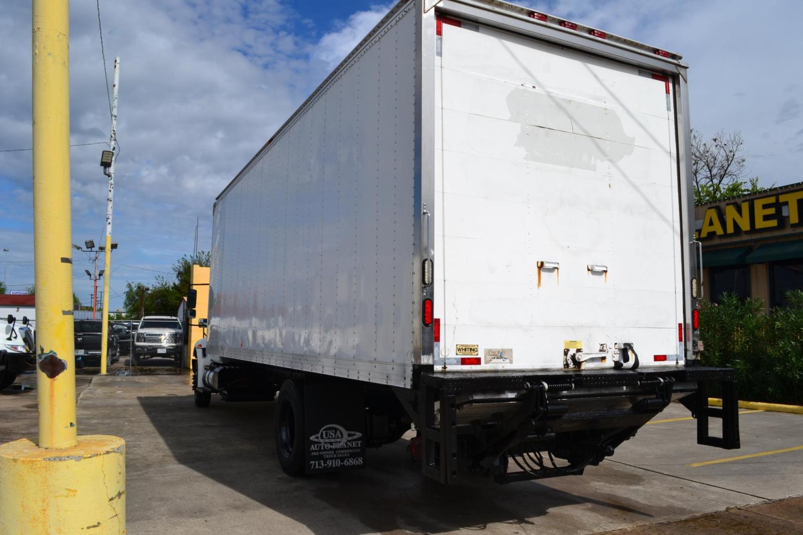 2017 WHITE /BLACK INTERNATIONAL 4300 with an CUMMINS ISB 6.7L 220HP engine, ALLISON 2100HS AUTOMATIC transmission, located at 9172 North Fwy, Houston, TX, 77037, (713) 910-6868, 29.887470, -95.411903 - Photo#6