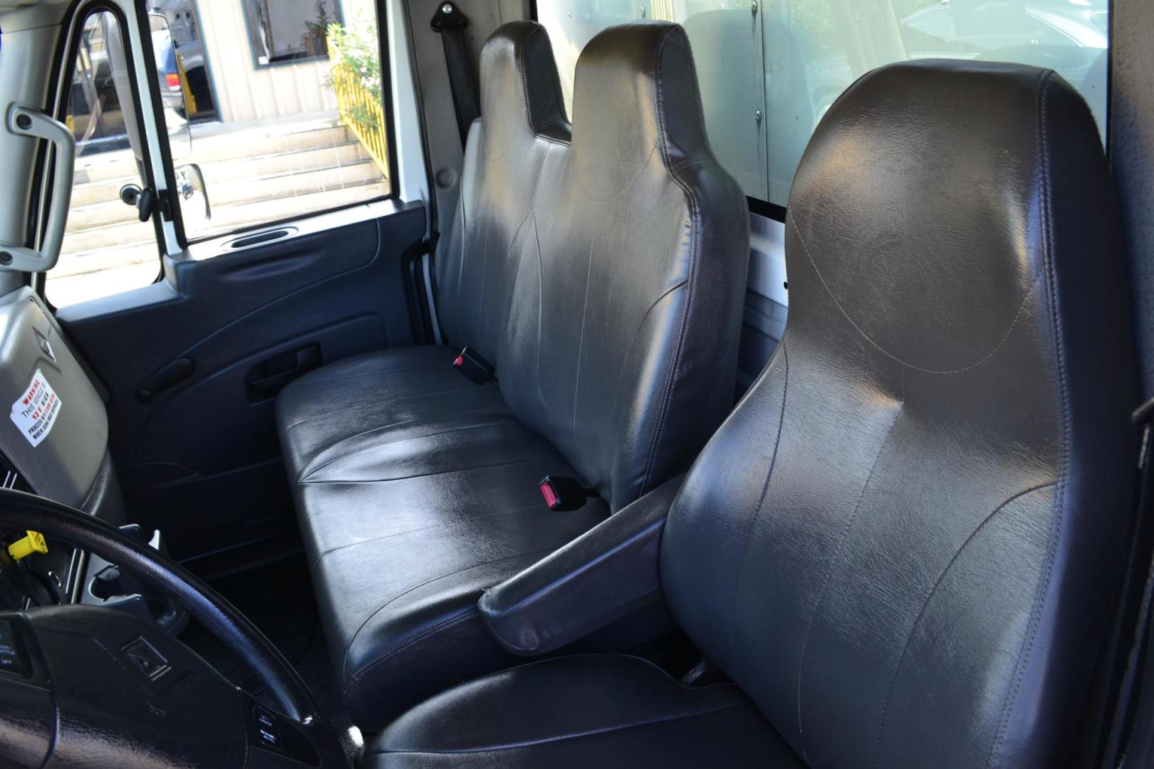 2017 WHITE /BLACK INTERNATIONAL 4300 with an CUMMINS ISB 6.7L 220HP engine, ALLISON 2100HS AUTOMATIC transmission, located at 9172 North Fwy, Houston, TX, 77037, (713) 910-6868, 29.887470, -95.411903 - Photo#9