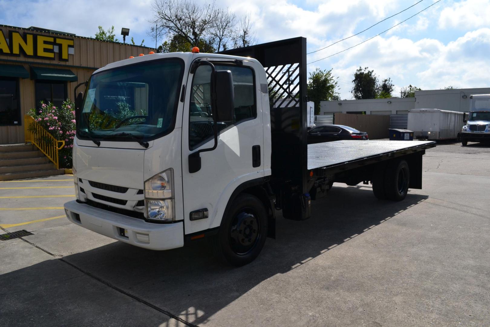 2017 WHITE /GRAY ISUZU NRR with an 4HK1TC 5.2L TURBO-CHARGED DIESEL engine, AUTOMATIC transmission, located at 9172 North Fwy, Houston, TX, 77037, (713) 910-6868, 29.887470, -95.411903 - 19,500 GVWR, 18FT FLATBED, 98" WIDE, EXHAUST BRAKE, POWER WINDOWS & LOCKS, COLD A/C - Photo#0