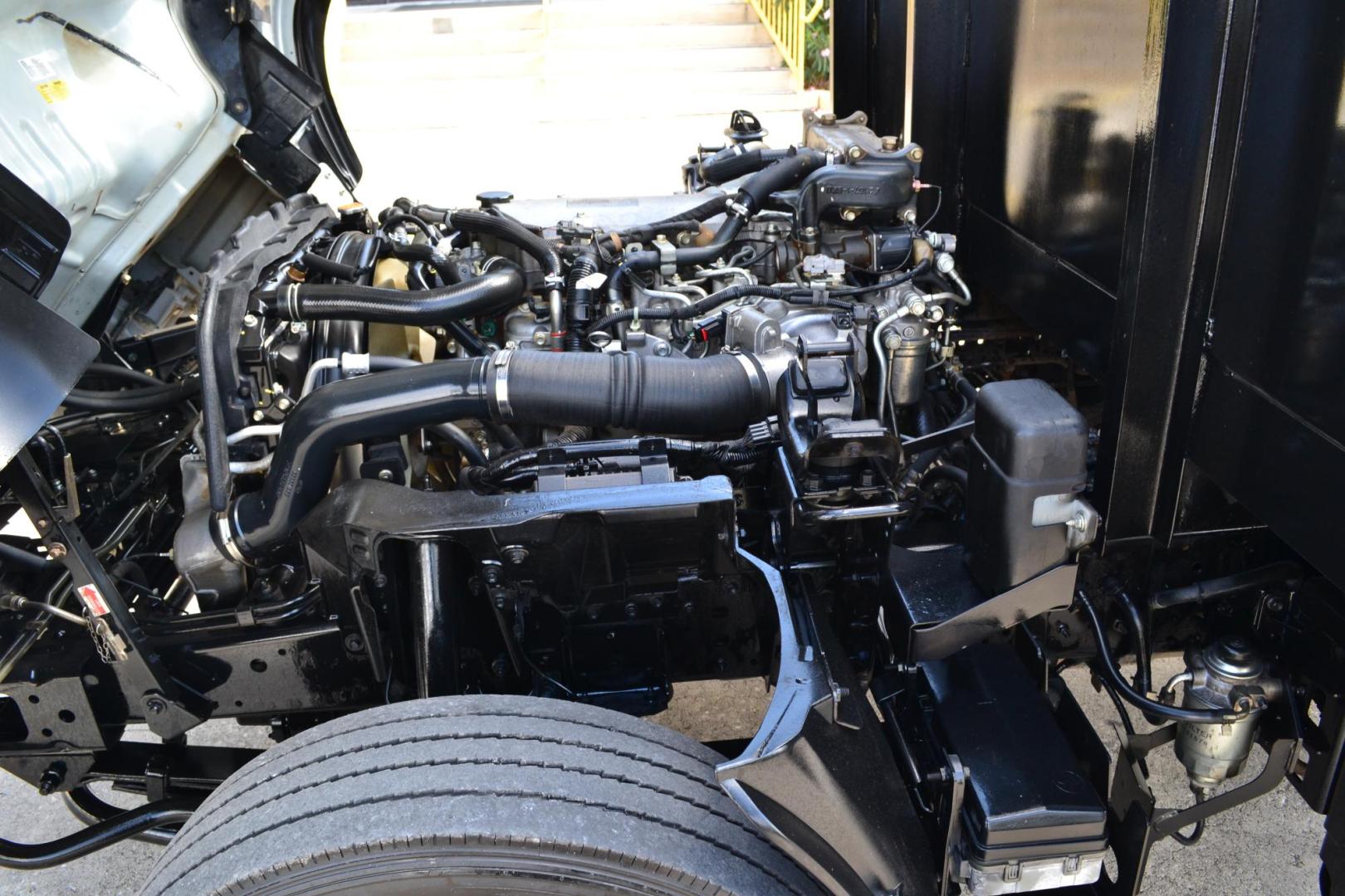 2017 WHITE /GRAY ISUZU NRR with an 4HK1TC 5.2L TURBO-CHARGED DIESEL engine, AUTOMATIC transmission, located at 9172 North Fwy, Houston, TX, 77037, (713) 910-6868, 29.887470, -95.411903 - 19,500 GVWR, 18FT FLATBED, 98" WIDE, EXHAUST BRAKE, POWER WINDOWS & LOCKS, COLD A/C - Photo#12