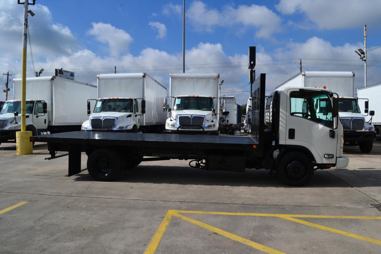 2017 WHITE /GRAY ISUZU NRR with an 4HK1TC 5.2L TURBO-CHARGED DIESEL engine, AUTOMATIC transmission, located at 9172 North Fwy, Houston, TX, 77037, (713) 910-6868, 29.887470, -95.411903 - 19,500 GVWR, 18FT FLATBED, 98" WIDE, EXHAUST BRAKE, POWER WINDOWS & LOCKS, COLD A/C - Photo#3