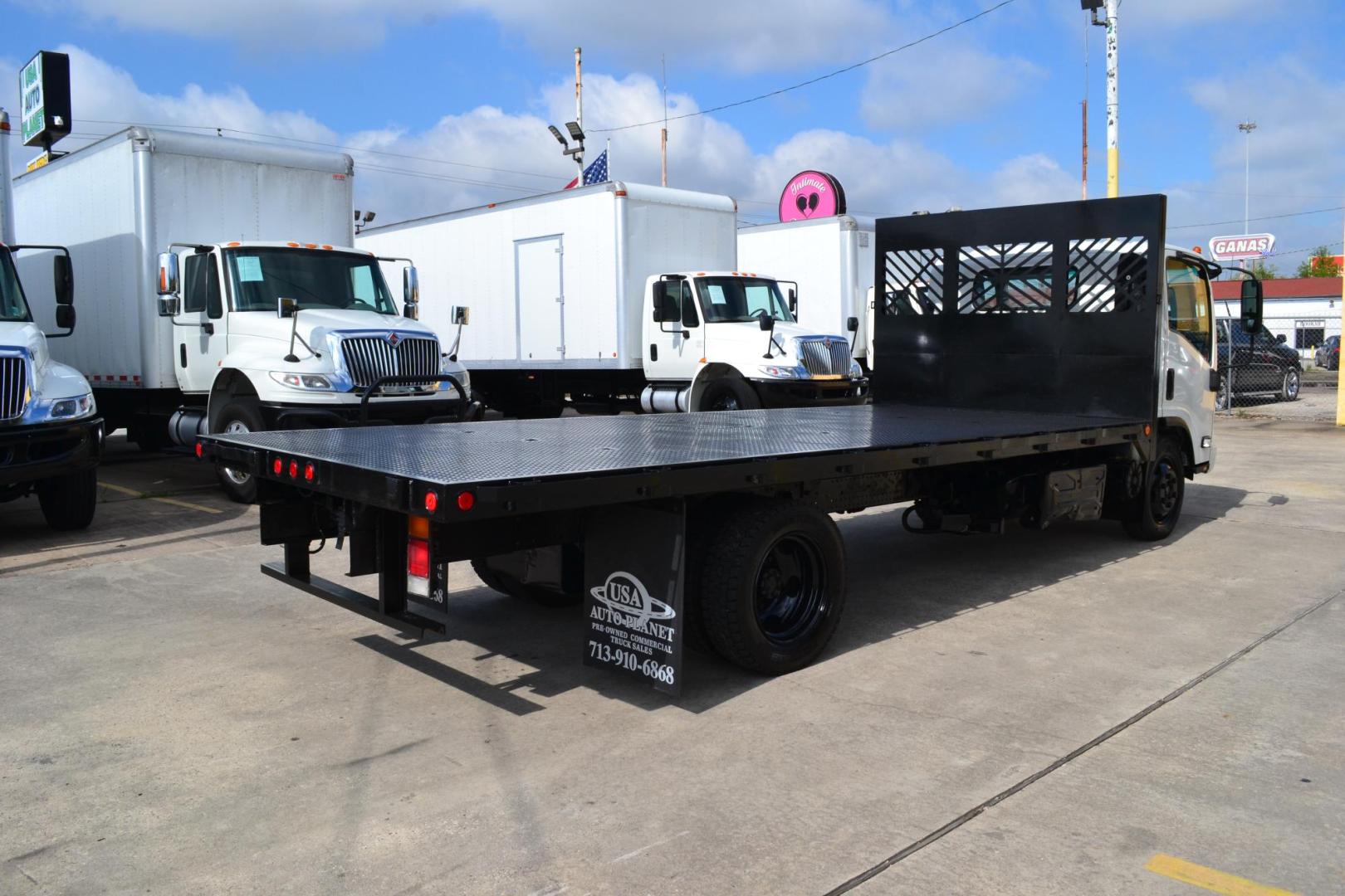2017 WHITE /GRAY ISUZU NRR with an 4HK1TC 5.2L TURBO-CHARGED DIESEL engine, AUTOMATIC transmission, located at 9172 North Fwy, Houston, TX, 77037, (713) 910-6868, 29.887470, -95.411903 - 19,500 GVWR, 18FT FLATBED, 98" WIDE, EXHAUST BRAKE, POWER WINDOWS & LOCKS, COLD A/C - Photo#4