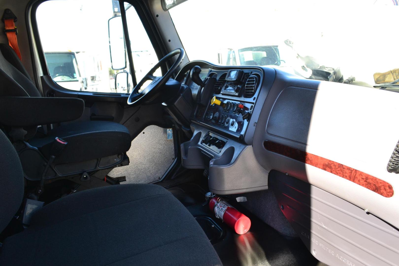 2021 WHITE /BLACK FREIGHTLINER M2-106 with an CUMMINS B6.7L 260HP engine, ALLISON 2100RDS AUTOMATIC transmission, located at 9172 North Fwy, Houston, TX, 77037, (713) 910-6868, 29.887470, -95.411903 - Photo#17