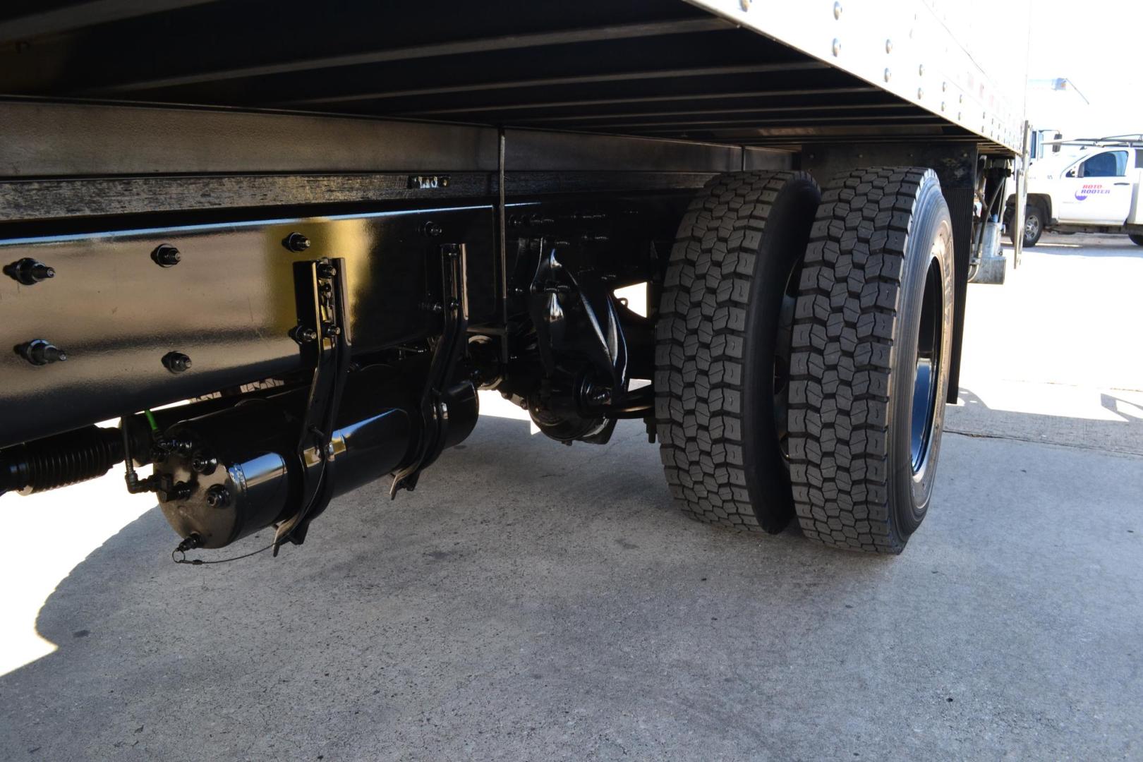 2021 WHITE /BLACK FREIGHTLINER M2-106 with an CUMMINS B6.7L 260HP engine, ALLISON 2100RDS AUTOMATIC transmission, located at 9172 North Fwy, Houston, TX, 77037, (713) 910-6868, 29.887470, -95.411903 - Photo#9