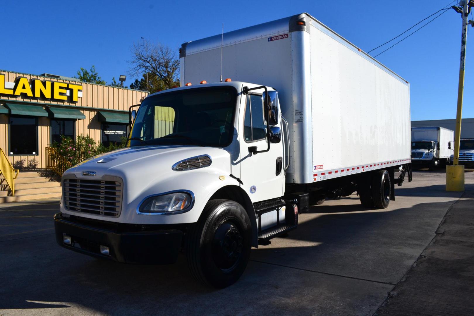 2018 WHITE /BLACK FREIGHTLINER M2-106 with an CUMMINS B6.7L 260HP engine, EATON FULLER PROCISION AUTOMATIC transmission, located at 9172 North Fwy, Houston, TX, 77037, (713) 910-6868, 29.887470, -95.411903 - 26,000 LB GVWR NON CDL, 26FT BOX, 97" X 102", SPRING RIDE, 3,000 LB CAPACITY ALUMINUM LIFT GATE, 3 ROW E-TRACKS, 90 GALLON FUEL TANK - Photo#0