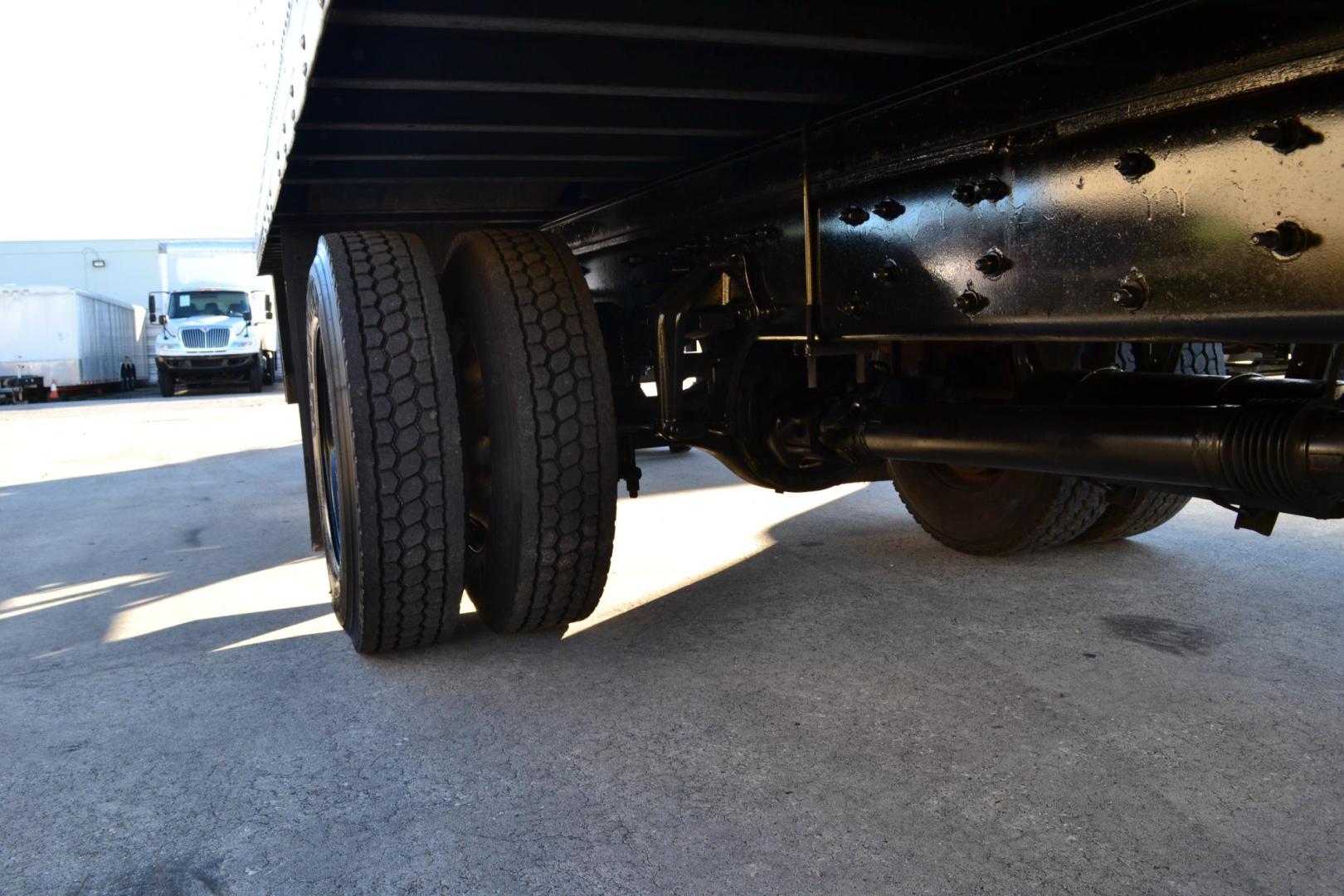 2018 WHITE /BLACK FREIGHTLINER M2-106 with an CUMMINS B6.7L 260HP engine, EATON FULLER PROCISION AUTOMATIC transmission, located at 9172 North Fwy, Houston, TX, 77037, (713) 910-6868, 29.887470, -95.411903 - 26,000 LB GVWR NON CDL, 26FT BOX, 97" X 102", SPRING RIDE, 3,000 LB CAPACITY ALUMINUM LIFT GATE, 3 ROW E-TRACKS, 90 GALLON FUEL TANK - Photo#11