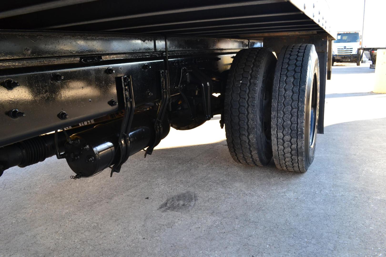 2018 WHITE /BLACK FREIGHTLINER M2-106 with an CUMMINS B6.7L 260HP engine, EATON FULLER PROCISION AUTOMATIC transmission, located at 9172 North Fwy, Houston, TX, 77037, (713) 910-6868, 29.887470, -95.411903 - 26,000 LB GVWR NON CDL, 26FT BOX, 97" X 102", SPRING RIDE, 3,000 LB CAPACITY ALUMINUM LIFT GATE, 3 ROW E-TRACKS, 90 GALLON FUEL TANK - Photo#12