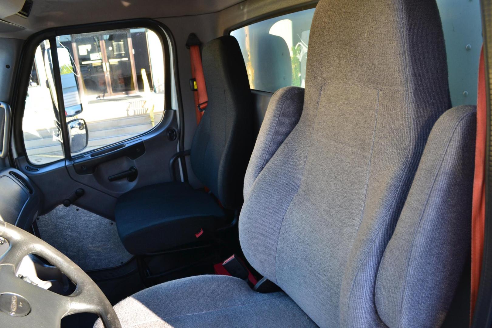 2018 WHITE /BLACK FREIGHTLINER M2-106 with an CUMMINS B6.7L 260HP engine, EATON FULLER PROCISION AUTOMATIC transmission, located at 9172 North Fwy, Houston, TX, 77037, (713) 910-6868, 29.887470, -95.411903 - 26,000 LB GVWR NON CDL, 26FT BOX, 97" X 102", SPRING RIDE, 3,000 LB CAPACITY ALUMINUM LIFT GATE, 3 ROW E-TRACKS, 90 GALLON FUEL TANK - Photo#16