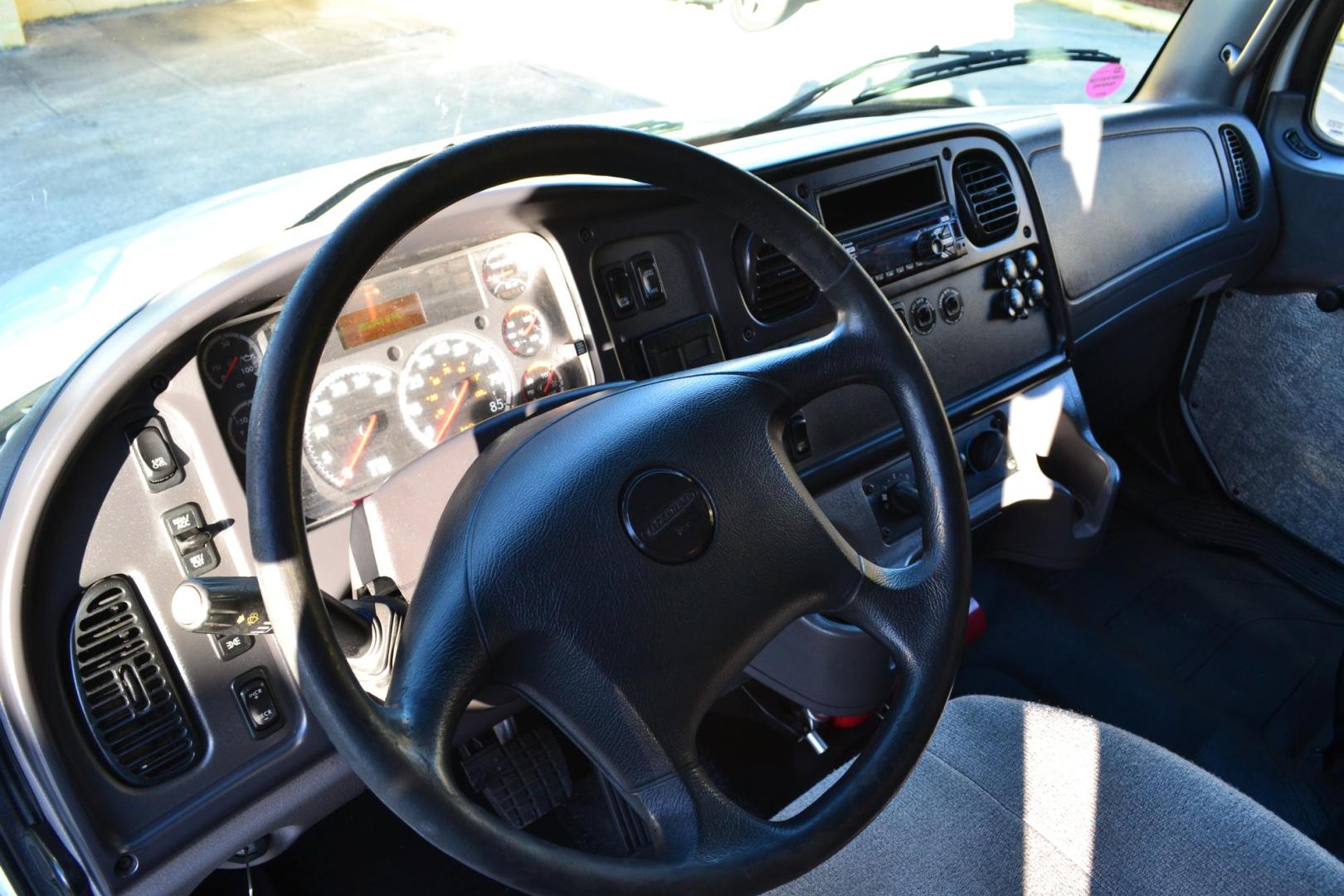 2018 WHITE /BLACK FREIGHTLINER M2-106 with an CUMMINS B6.7L 260HP engine, EATON FULLER PROCISION AUTOMATIC transmission, located at 9172 North Fwy, Houston, TX, 77037, (713) 910-6868, 29.887470, -95.411903 - 26,000 LB GVWR NON CDL, 26FT BOX, 97" X 102", SPRING RIDE, 3,000 LB CAPACITY ALUMINUM LIFT GATE, 3 ROW E-TRACKS, 90 GALLON FUEL TANK - Photo#17