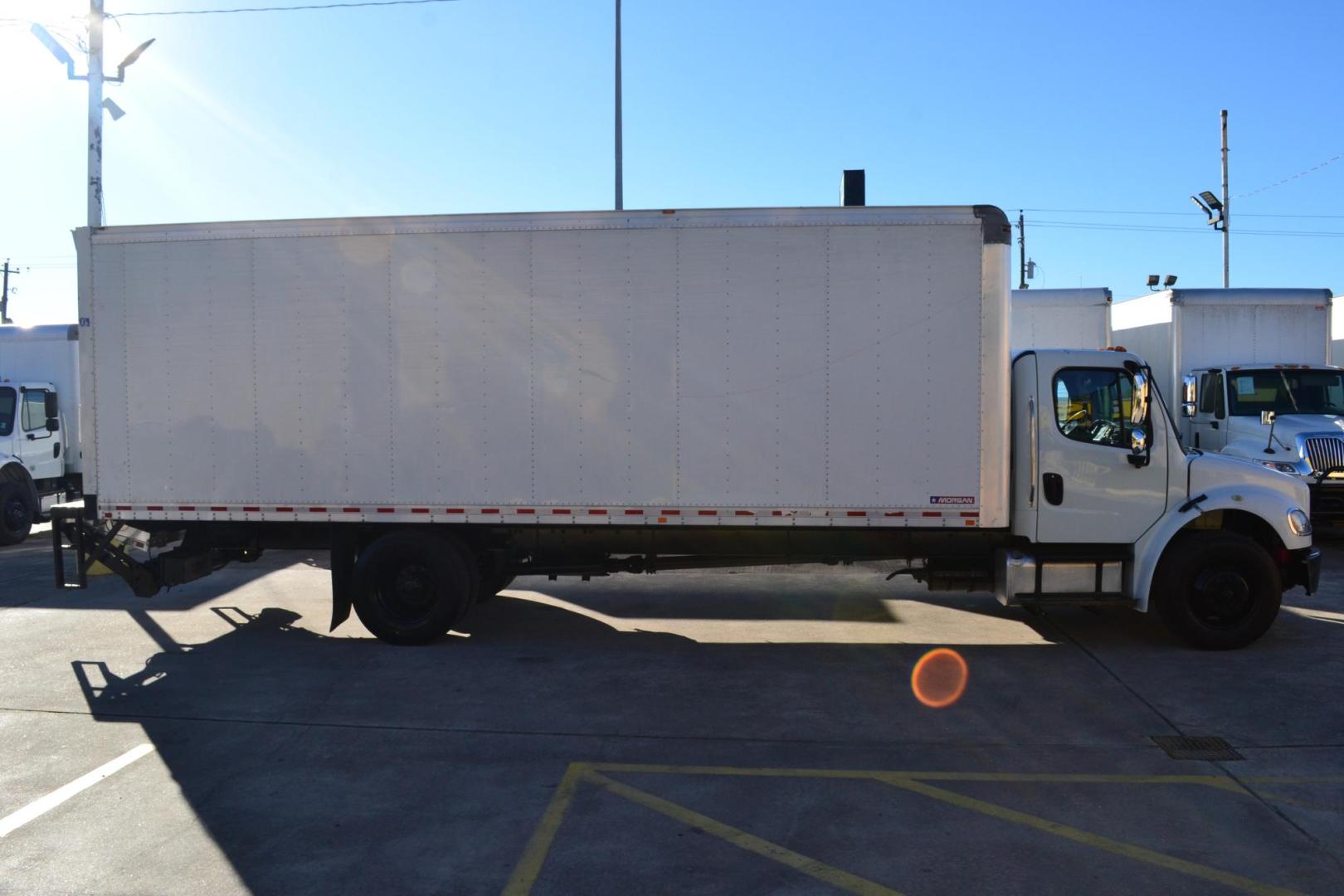 2018 WHITE /BLACK FREIGHTLINER M2-106 with an CUMMINS B6.7L 260HP engine, EATON FULLER PROCISION AUTOMATIC transmission, located at 9172 North Fwy, Houston, TX, 77037, (713) 910-6868, 29.887470, -95.411903 - 26,000 LB GVWR NON CDL, 26FT BOX, 97" X 102", SPRING RIDE, 3,000 LB CAPACITY ALUMINUM LIFT GATE, 3 ROW E-TRACKS, 90 GALLON FUEL TANK - Photo#3