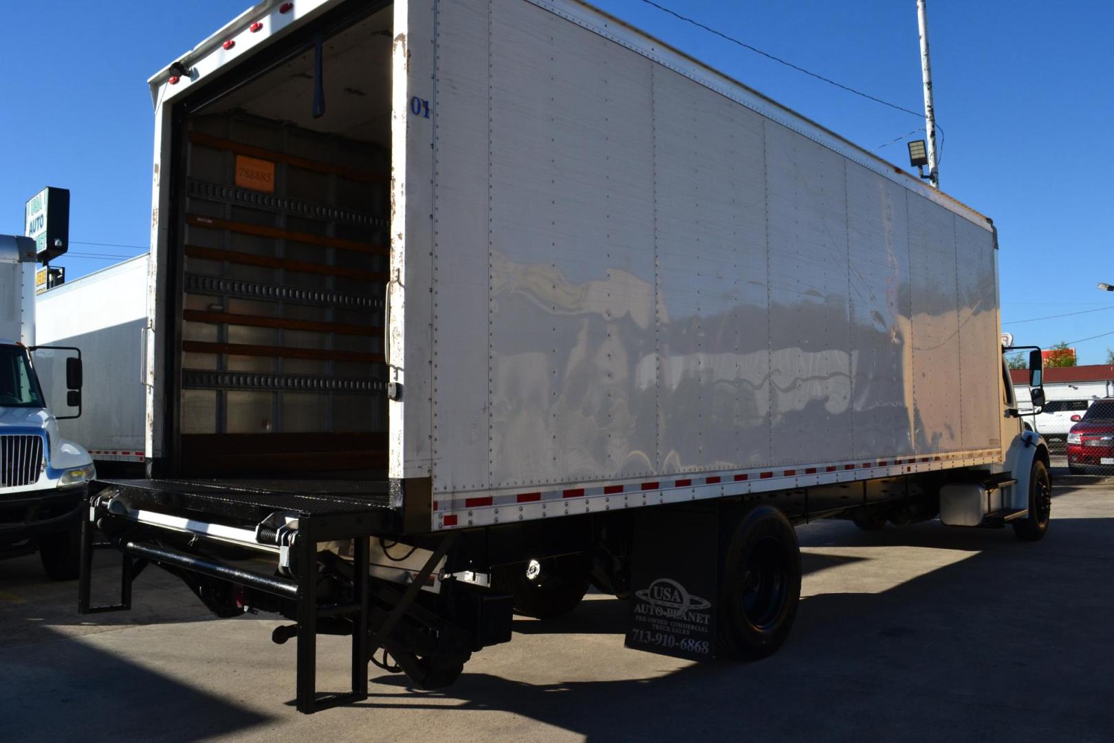 2018 WHITE /BLACK FREIGHTLINER M2-106 with an CUMMINS B6.7L 260HP engine, EATON FULLER PROCISION AUTOMATIC transmission, located at 9172 North Fwy, Houston, TX, 77037, (713) 910-6868, 29.887470, -95.411903 - 26,000 LB GVWR NON CDL, 26FT BOX, 97" X 102", SPRING RIDE, 3,000 LB CAPACITY ALUMINUM LIFT GATE, 3 ROW E-TRACKS, 90 GALLON FUEL TANK - Photo#4