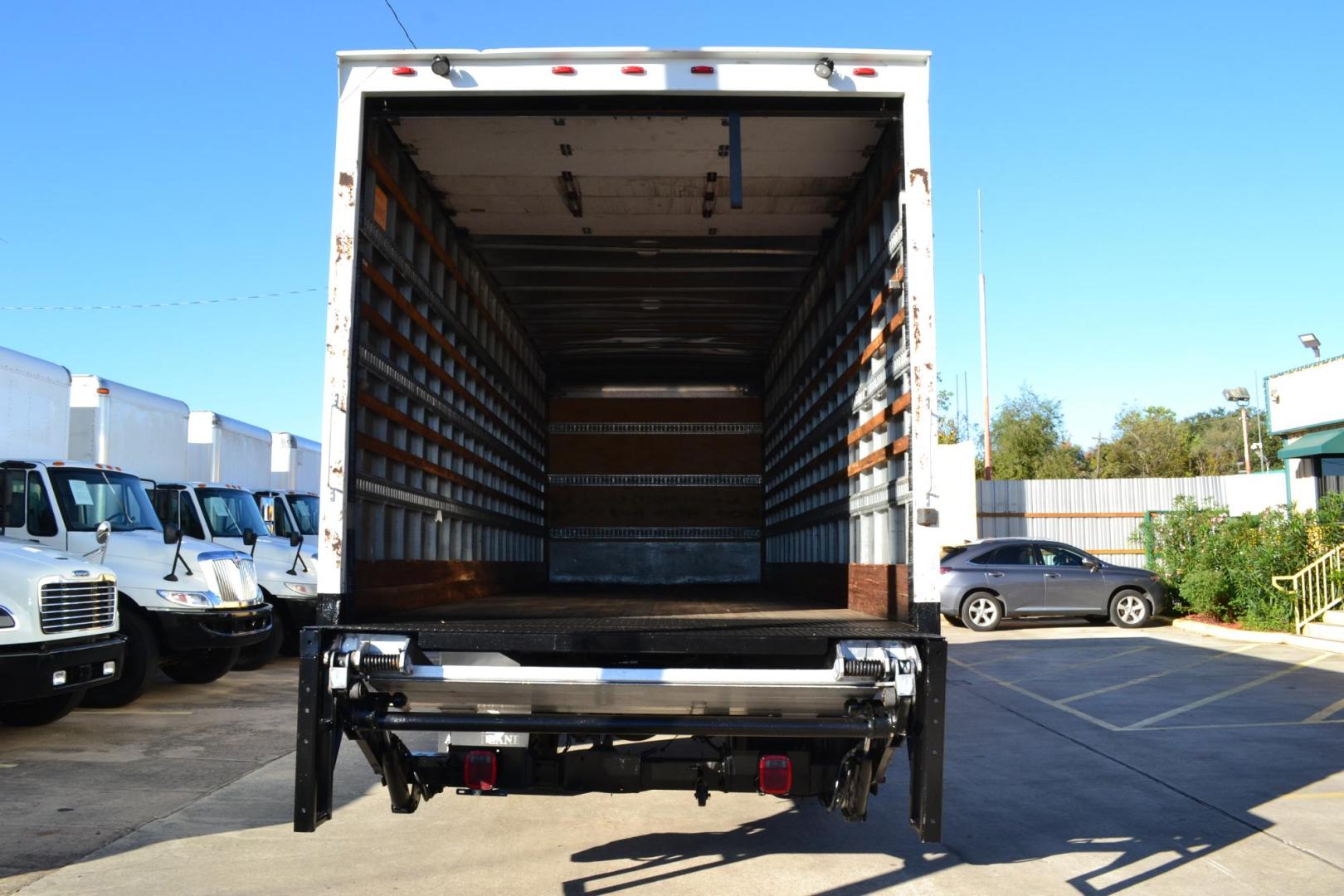 2018 WHITE /BLACK FREIGHTLINER M2-106 with an CUMMINS B6.7L 260HP engine, EATON FULLER PROCISION AUTOMATIC transmission, located at 9172 North Fwy, Houston, TX, 77037, (713) 910-6868, 29.887470, -95.411903 - 26,000 LB GVWR NON CDL, 26FT BOX, 97" X 102", SPRING RIDE, 3,000 LB CAPACITY ALUMINUM LIFT GATE, 3 ROW E-TRACKS, 90 GALLON FUEL TANK - Photo#5