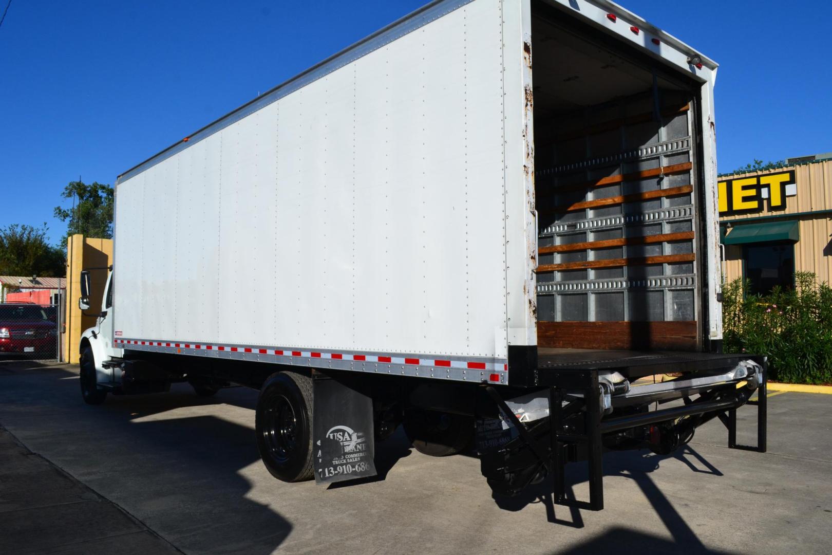 2018 WHITE /BLACK FREIGHTLINER M2-106 with an CUMMINS B6.7L 260HP engine, EATON FULLER PROCISION AUTOMATIC transmission, located at 9172 North Fwy, Houston, TX, 77037, (713) 910-6868, 29.887470, -95.411903 - 26,000 LB GVWR NON CDL, 26FT BOX, 97" X 102", SPRING RIDE, 3,000 LB CAPACITY ALUMINUM LIFT GATE, 3 ROW E-TRACKS, 90 GALLON FUEL TANK - Photo#7