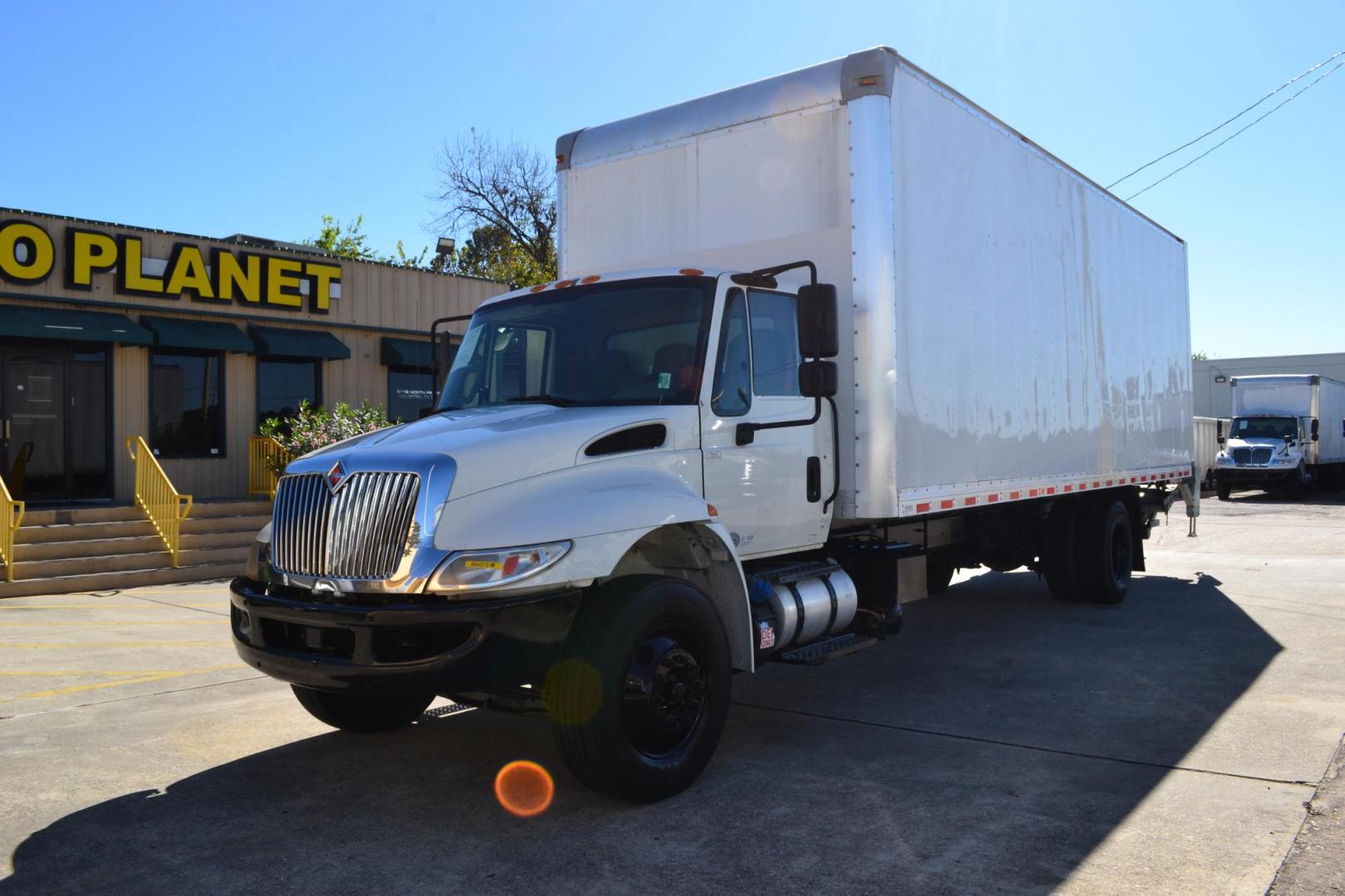 2018 WHITE /BLACK INTERNATIONAL MV 607 with an CUMMINS ISB 6.7L 240HP engine, ALLISON 2500RDS AUTOMATIC transmission, located at 9172 North Fwy, Houston, TX, 77037, (713) 910-6868, 29.887470, -95.411903 - Photo#0