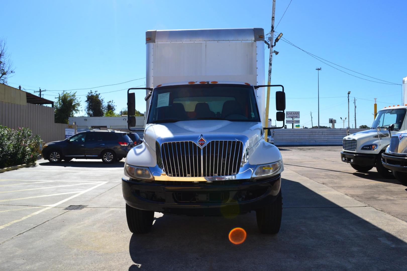 2018 WHITE /BLACK INTERNATIONAL MV 607 with an CUMMINS ISB 6.7L 240HP engine, ALLISON 2500RDS AUTOMATIC transmission, located at 9172 North Fwy, Houston, TX, 77037, (713) 910-6868, 29.887470, -95.411903 - Photo#1