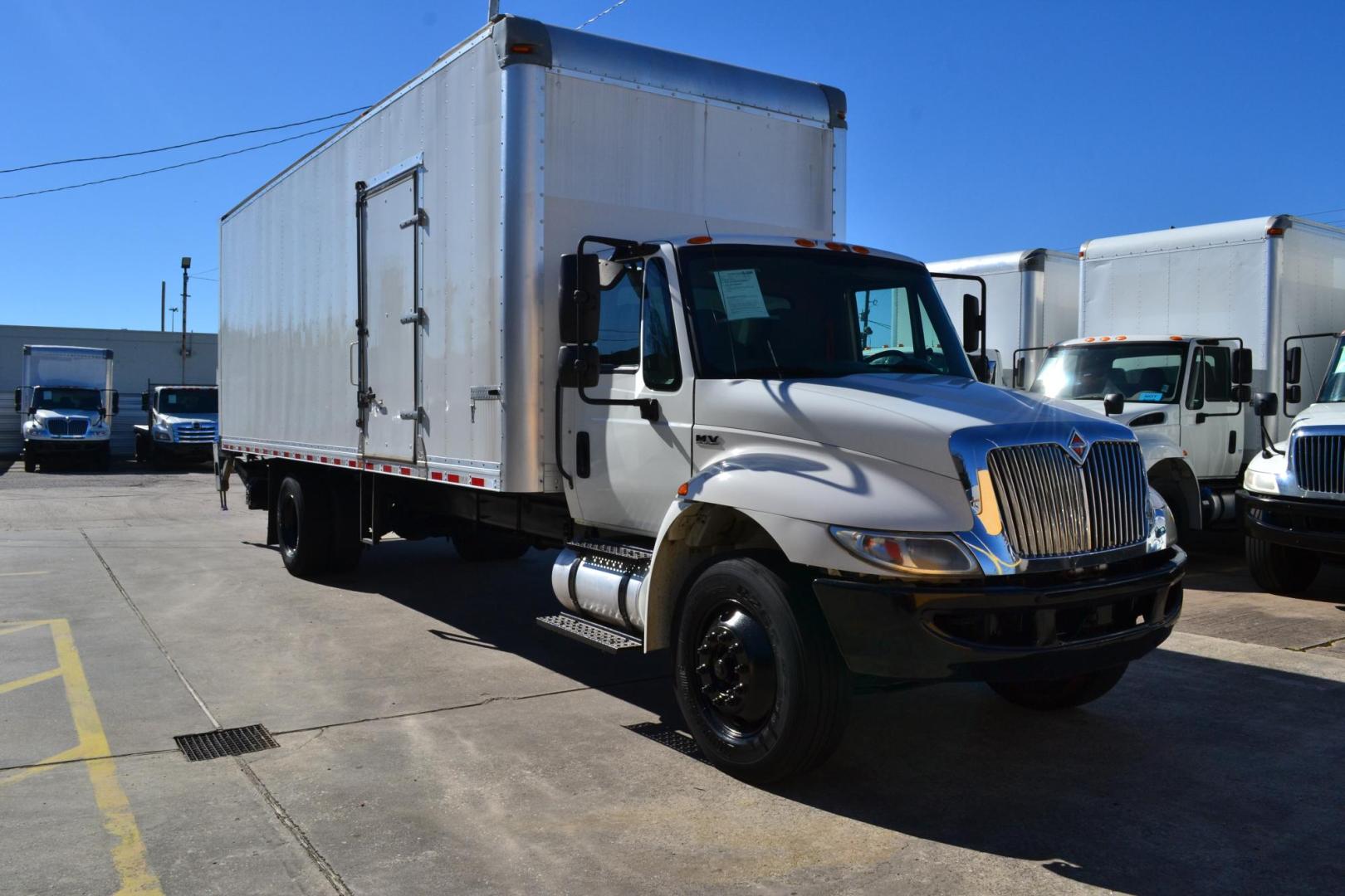 2018 WHITE /BLACK INTERNATIONAL MV 607 with an CUMMINS ISB 6.7L 240HP engine, ALLISON 2500RDS AUTOMATIC transmission, located at 9172 North Fwy, Houston, TX, 77037, (713) 910-6868, 29.887470, -95.411903 - Photo#2