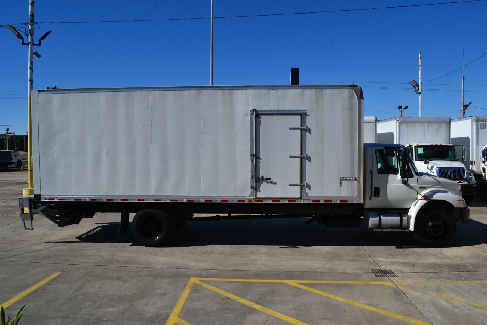 2018 WHITE /BLACK INTERNATIONAL MV 607 with an CUMMINS ISB 6.7L 240HP engine, ALLISON 2500RDS AUTOMATIC transmission, located at 9172 North Fwy, Houston, TX, 77037, (713) 910-6868, 29.887470, -95.411903 - Photo#3