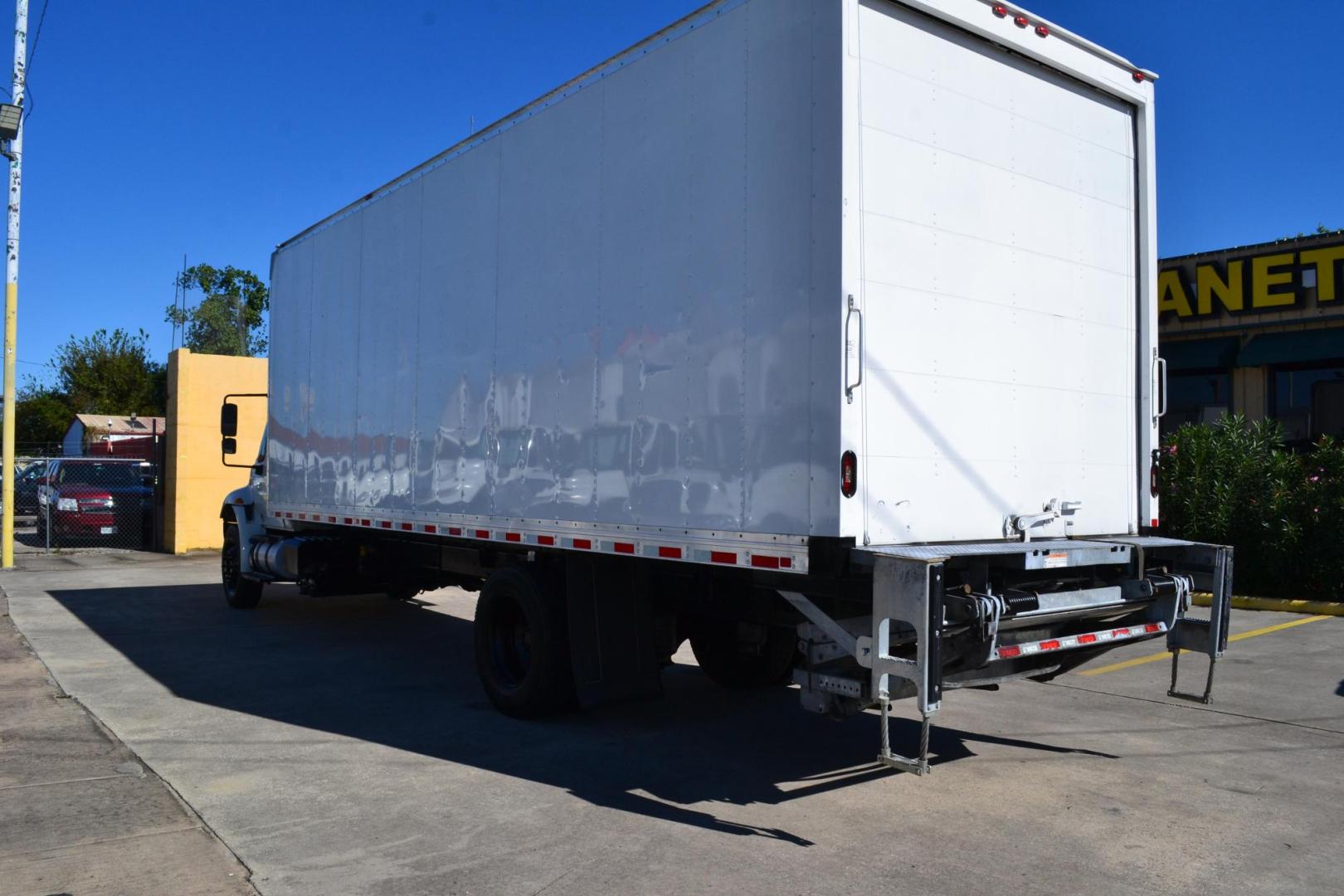 2018 WHITE /BLACK INTERNATIONAL MV 607 with an CUMMINS ISB 6.7L 240HP engine, ALLISON 2500RDS AUTOMATIC transmission, located at 9172 North Fwy, Houston, TX, 77037, (713) 910-6868, 29.887470, -95.411903 - Photo#6