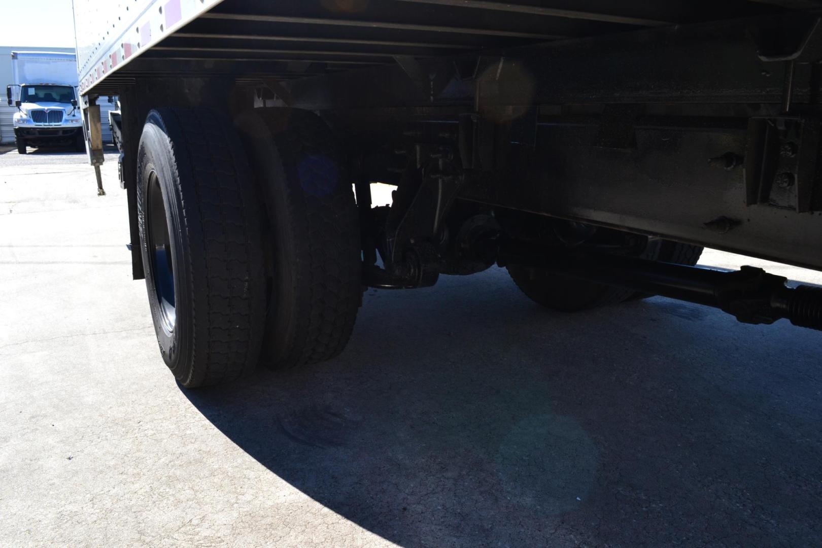 2018 WHITE /BLACK INTERNATIONAL MV 607 with an CUMMINS ISB 6.7L 240HP engine, ALLISON 2500RDS AUTOMATIC transmission, located at 9172 North Fwy, Houston, TX, 77037, (713) 910-6868, 29.887470, -95.411903 - Photo#7