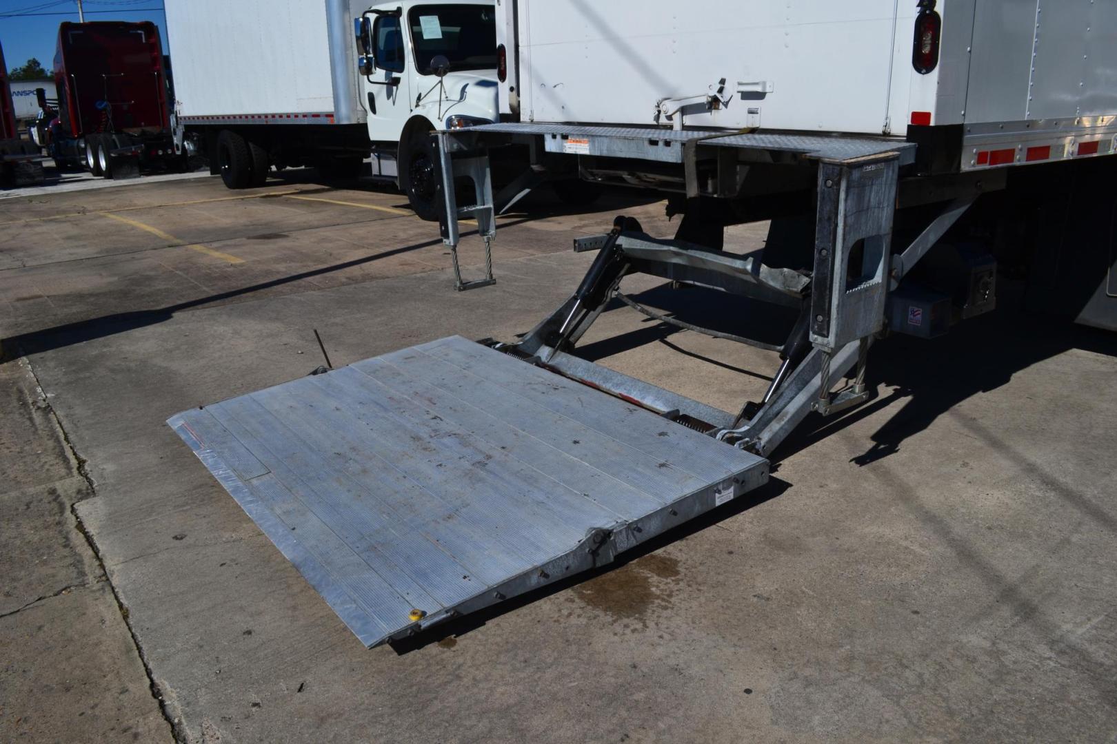 2018 WHITE /BLACK INTERNATIONAL MV 607 with an CUMMINS ISB 6.7L 240HP engine, ALLISON 2500RDS AUTOMATIC transmission, located at 9172 North Fwy, Houston, TX, 77037, (713) 910-6868, 29.887470, -95.411903 - Photo#9