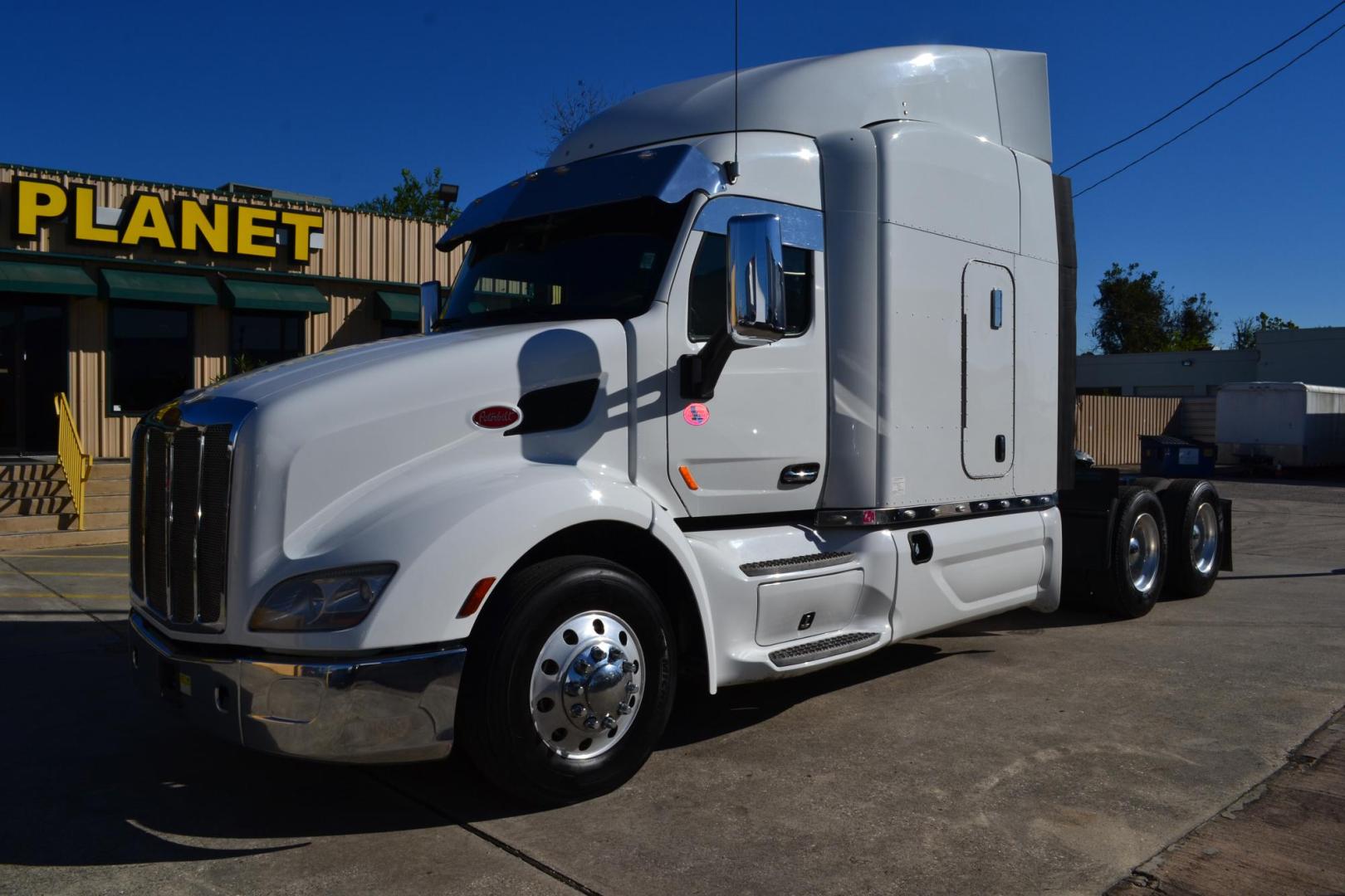 2017 WHITE /BLACK PETERBILT 579 with an PACCAR MX13 12.9L 510HP engine, EATON FULLER 10SPD MANUAL transmission, located at 9172 North Fwy, Houston, TX, 77037, (713) 910-6868, 29.887470, -95.411903 - Photo#0