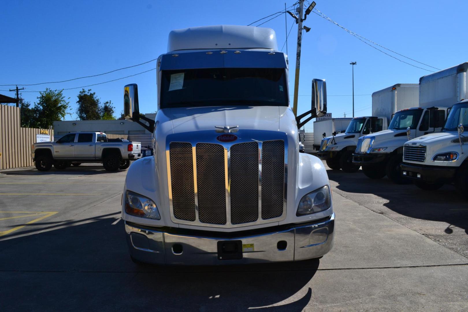 2017 WHITE /BLACK PETERBILT 579 with an PACCAR MX13 12.9L 510HP engine, EATON FULLER 10SPD MANUAL transmission, located at 9172 North Fwy, Houston, TX, 77037, (713) 910-6868, 29.887470, -95.411903 - Photo#1