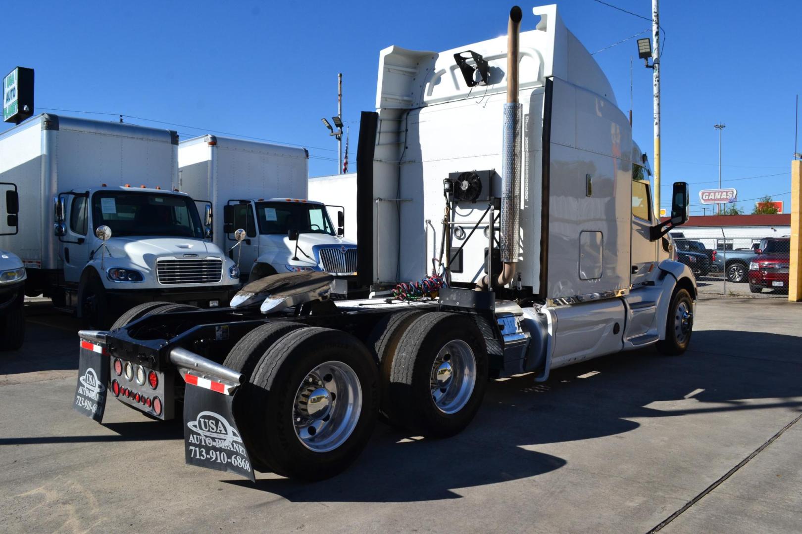 2017 WHITE /BLACK PETERBILT 579 with an PACCAR MX13 12.9L 510HP engine, EATON FULLER 10SPD MANUAL transmission, located at 9172 North Fwy, Houston, TX, 77037, (713) 910-6868, 29.887470, -95.411903 - Photo#4