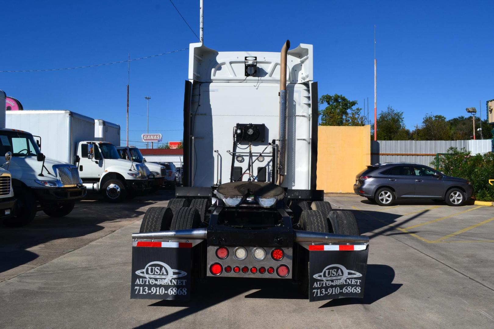 2017 WHITE /BLACK PETERBILT 579 with an PACCAR MX13 12.9L 510HP engine, EATON FULLER 10SPD MANUAL transmission, located at 9172 North Fwy, Houston, TX, 77037, (713) 910-6868, 29.887470, -95.411903 - Photo#5