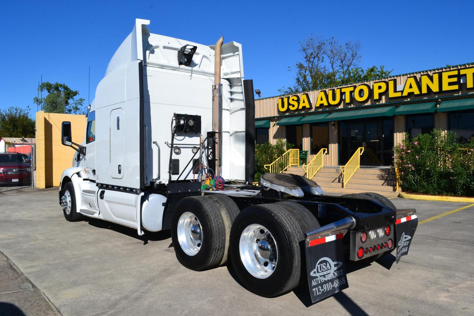 2017 WHITE /BLACK PETERBILT 579 with an PACCAR MX13 12.9L 510HP engine, EATON FULLER 10SPD MANUAL transmission, located at 9172 North Fwy, Houston, TX, 77037, (713) 910-6868, 29.887470, -95.411903 - Photo#6
