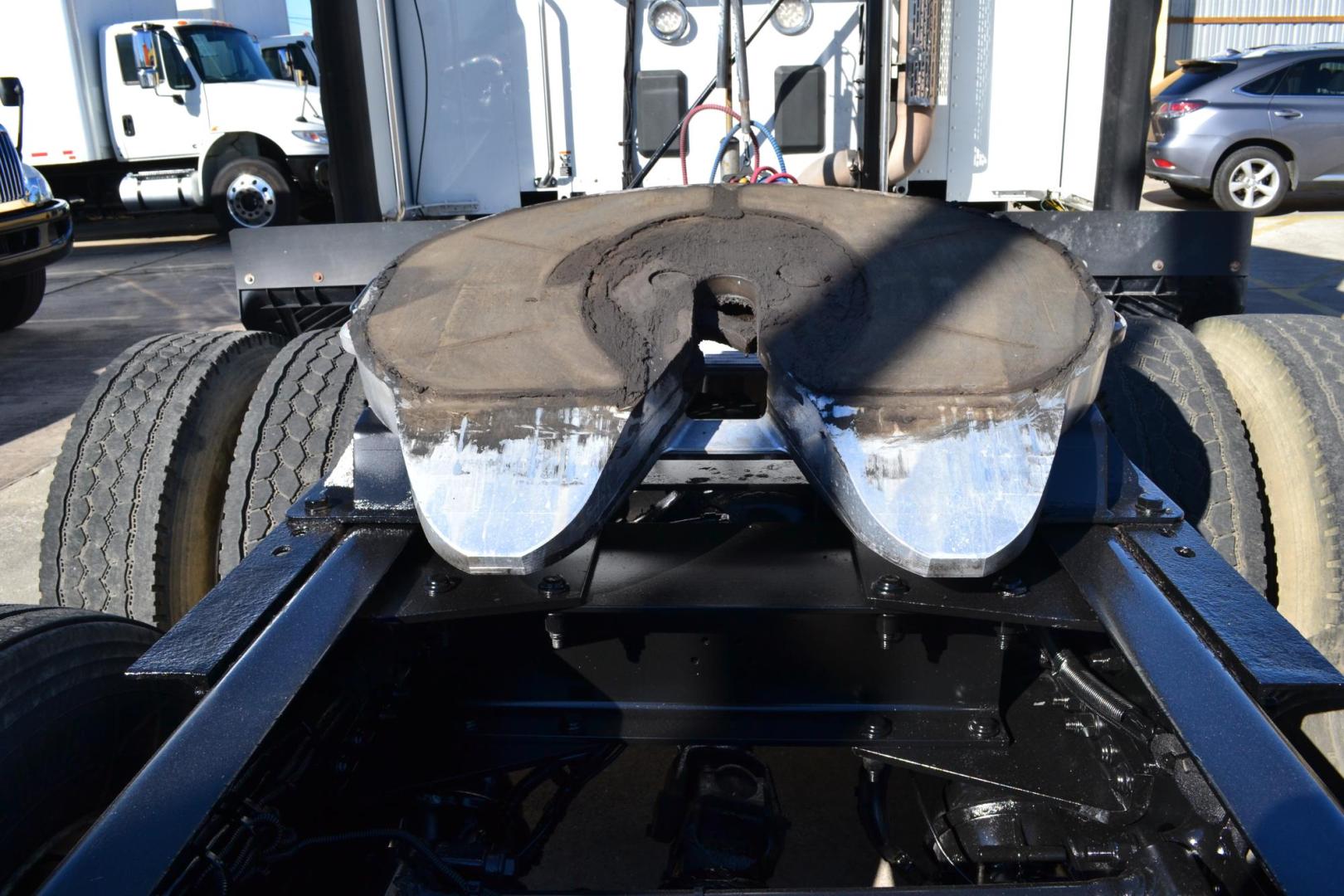 2017 WHITE /BLACK PETERBILT 579 with an PACCAR MX13 12.9L 510HP engine, EATON FULLER 10SPD MANUAL transmission, located at 9172 North Fwy, Houston, TX, 77037, (713) 910-6868, 29.887470, -95.411903 - Photo#7