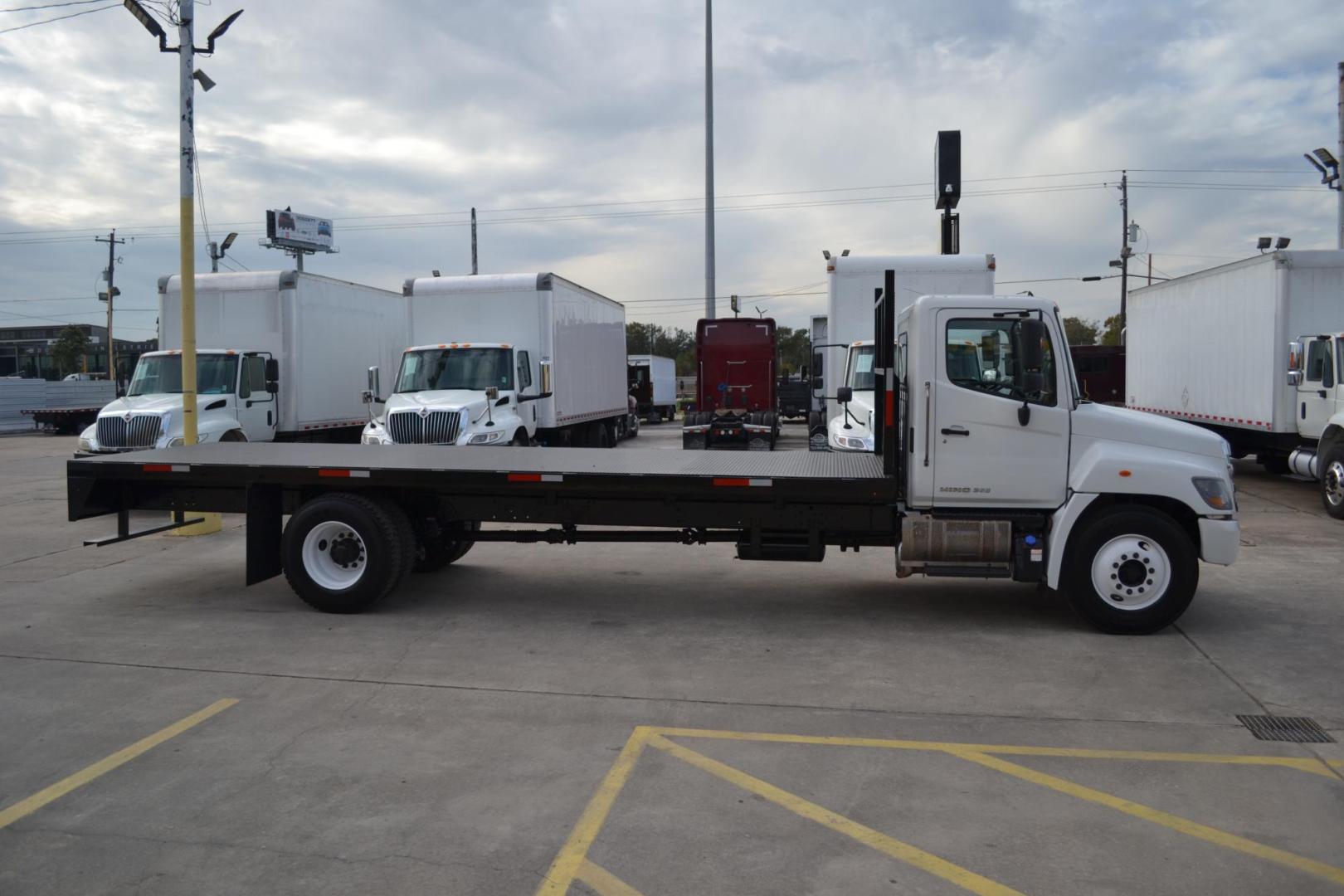 2019 WHITE /BLACK HINO 268 with an JO8E-VB 8.0L 260HP engine, ALLISON 2500RDS AUTOMATIC transmission, located at 9172 North Fwy, Houston, TX, 77037, (713) 910-6868, 29.887470, -95.411903 - Photo#4