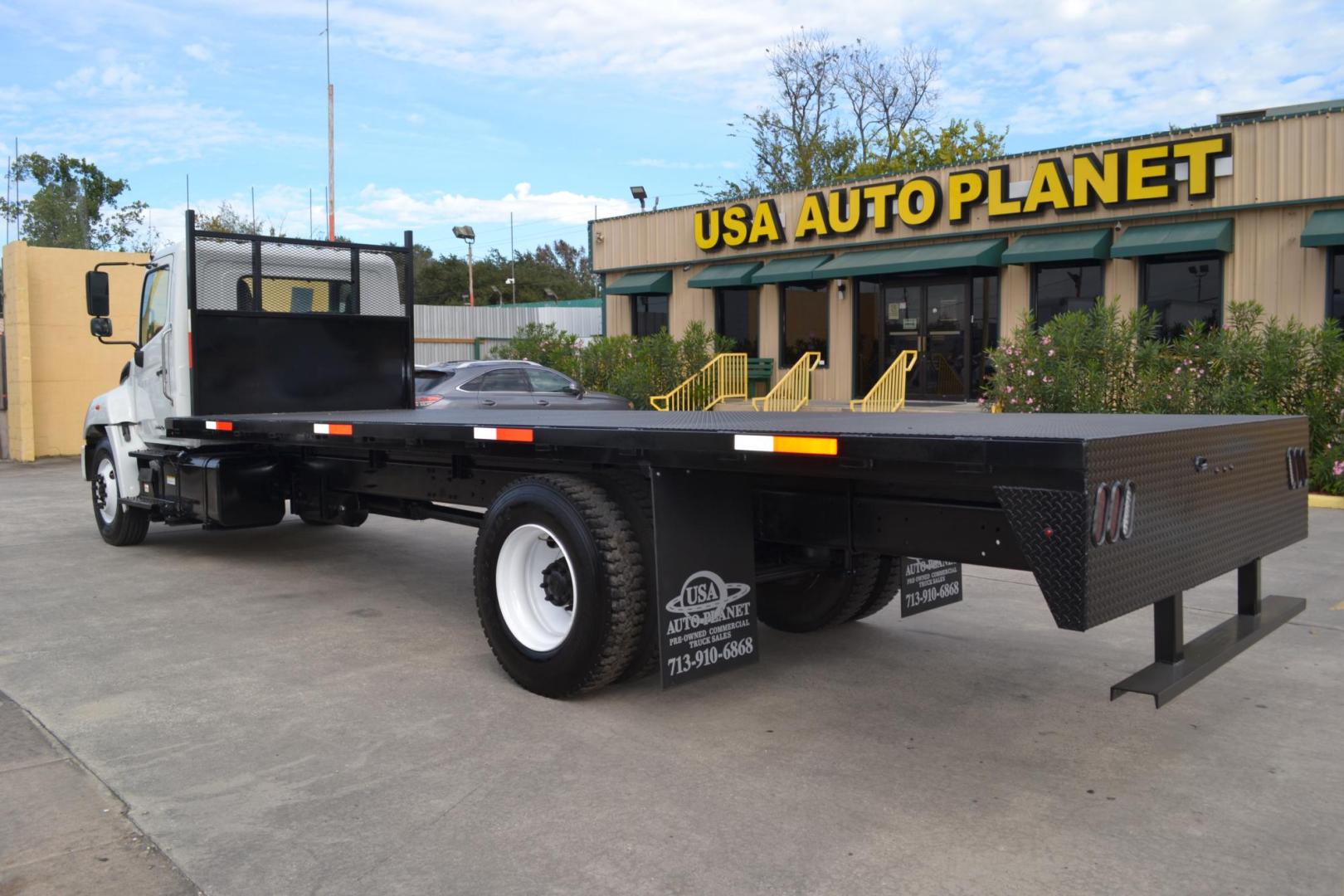 2019 WHITE /BLACK HINO 268 with an JO8E-VB 8.0L 260HP engine, ALLISON 2500RDS AUTOMATIC transmission, located at 9172 North Fwy, Houston, TX, 77037, (713) 910-6868, 29.887470, -95.411903 - Photo#6