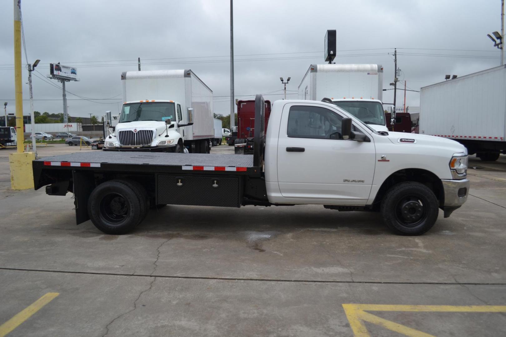 2020 WHITE /BLACK RAM 3500 with an CUMMINS 6.7L TURBO DIESEL engine, AISIN A465 6SPD AUTOMATIC transmission, located at 9172 North Fwy, Houston, TX, 77037, (713) 910-6868, 29.887470, -95.411903 - 11FT FLATBED, GOOSENECK/ BUMPER PULL HITCH, 2 X TOOL BOXES, 4X4, EXHAUST BRAKE, POWER WINDOWS, LOCKS, & MIRRORS, COLD A/C - Photo#3