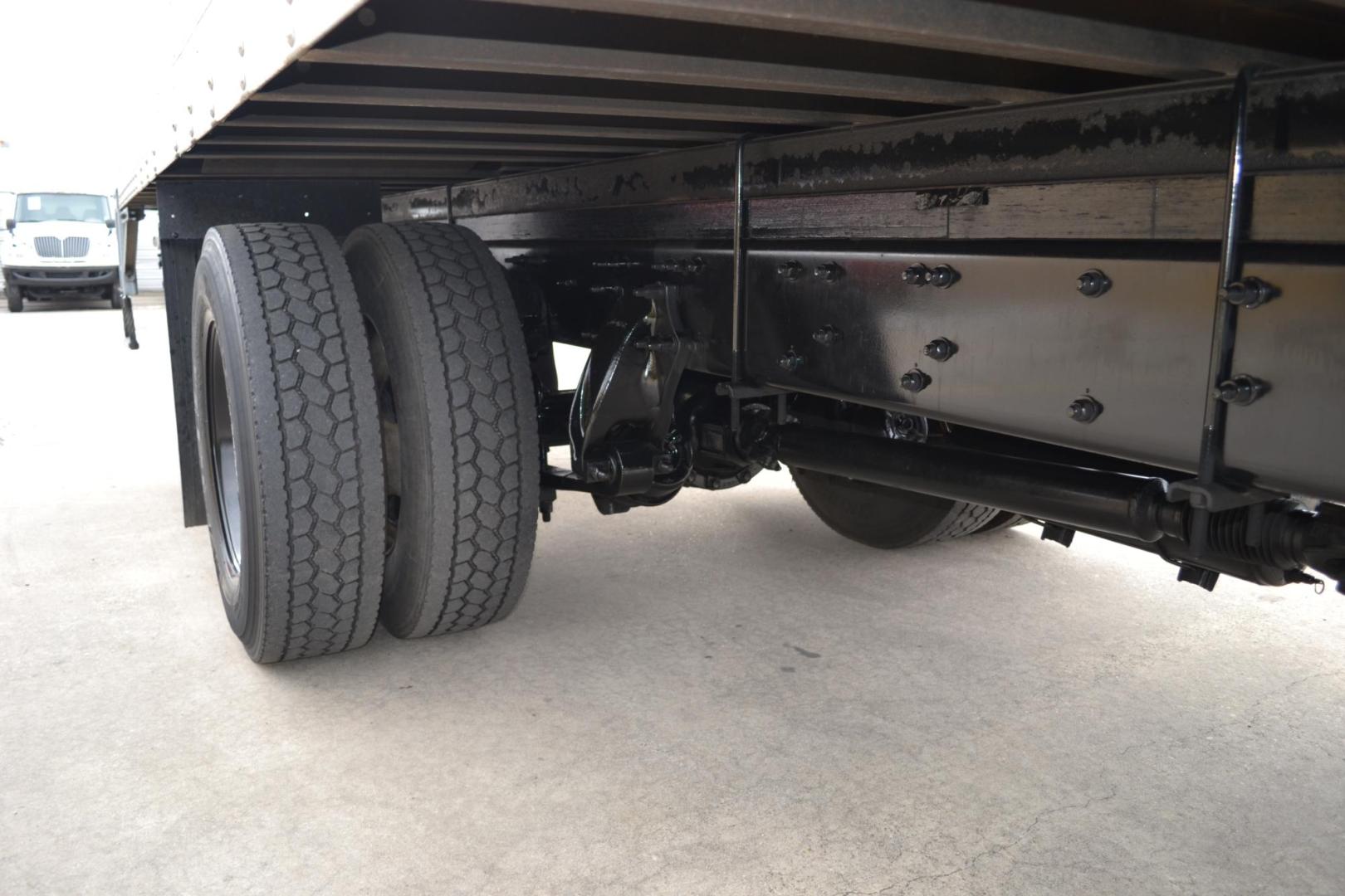 2019 WHITE /BLACK FREIGHTLINER M2-106 with an CUMMINS B6.7L 240HP engine, ALLISON 2500RDS AUTOMATIC transmission, located at 9172 North Fwy, Houston, TX, 77037, (713) 910-6868, 29.887470, -95.411903 - Photo#11