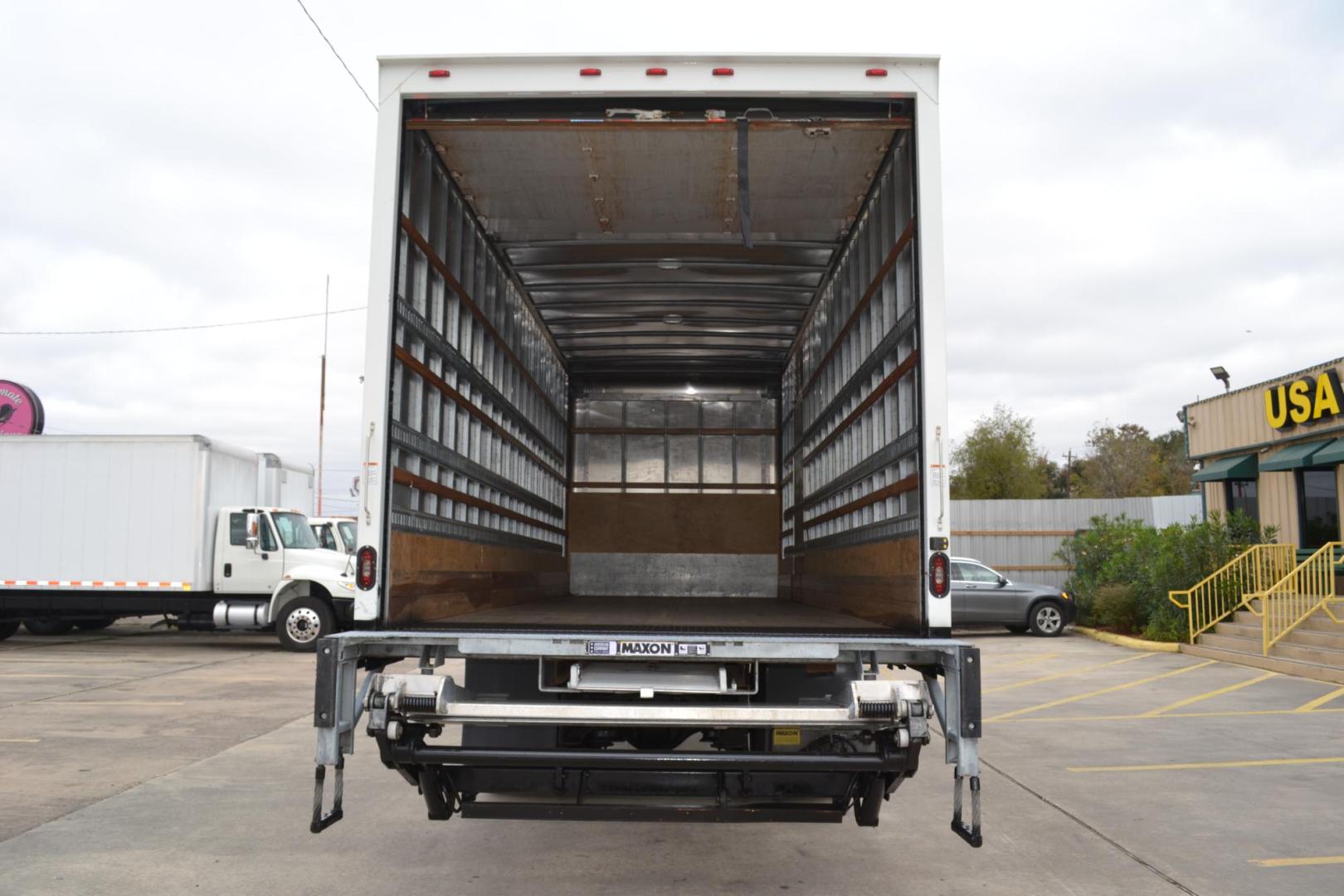 2019 WHITE /BLACK FREIGHTLINER M2-106 with an CUMMINS B6.7L 240HP engine, ALLISON 2500RDS AUTOMATIC transmission, located at 9172 North Fwy, Houston, TX, 77037, (713) 910-6868, 29.887470, -95.411903 - Photo#5