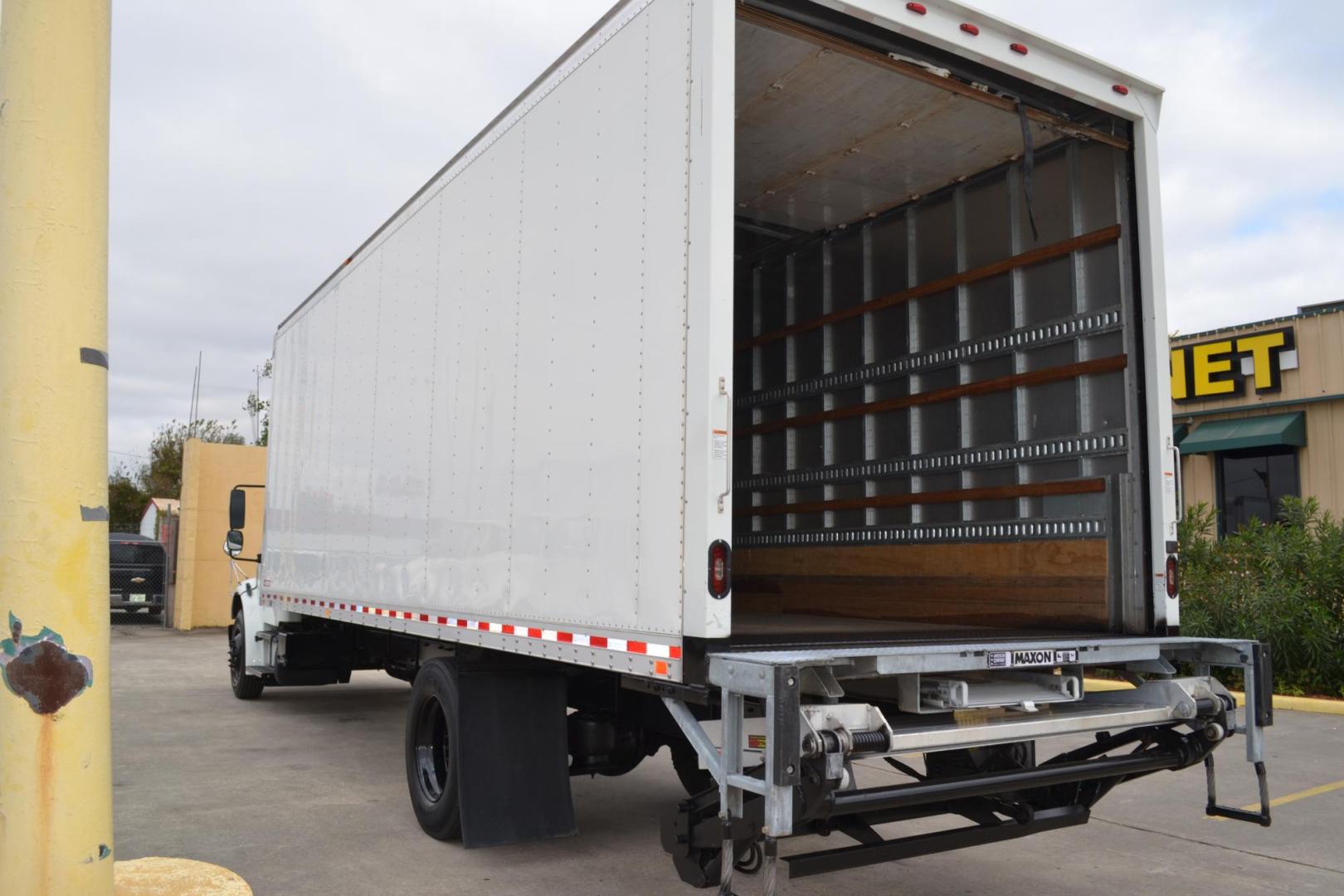 2019 WHITE /BLACK FREIGHTLINER M2-106 with an CUMMINS B6.7L 240HP engine, ALLISON 2500RDS AUTOMATIC transmission, located at 9172 North Fwy, Houston, TX, 77037, (713) 910-6868, 29.887470, -95.411903 - Photo#7