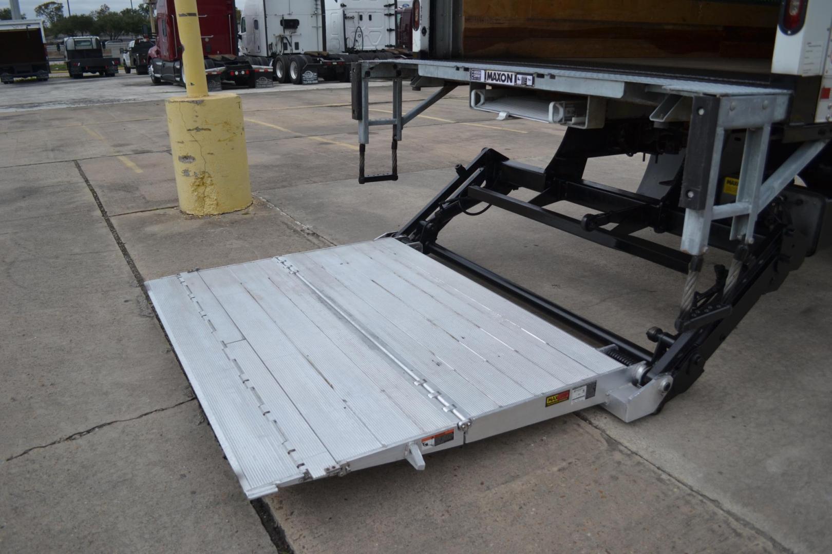 2019 WHITE /BLACK FREIGHTLINER M2-106 with an CUMMINS B6.7L 240HP engine, ALLISON 2500RDS AUTOMATIC transmission, located at 9172 North Fwy, Houston, TX, 77037, (713) 910-6868, 29.887470, -95.411903 - Photo#9
