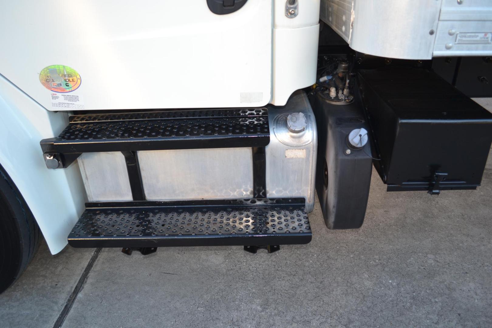 2018 WHITE /BLACK FREIGHTLINER M2-106 with an CUMMINS B6.7L 240HP engine, ALLISON 2500RDS AUTOMATIC transmission, located at 9172 North Fwy, Houston, TX, 77037, (713) 910-6868, 29.887470, -95.411903 - Photo#10