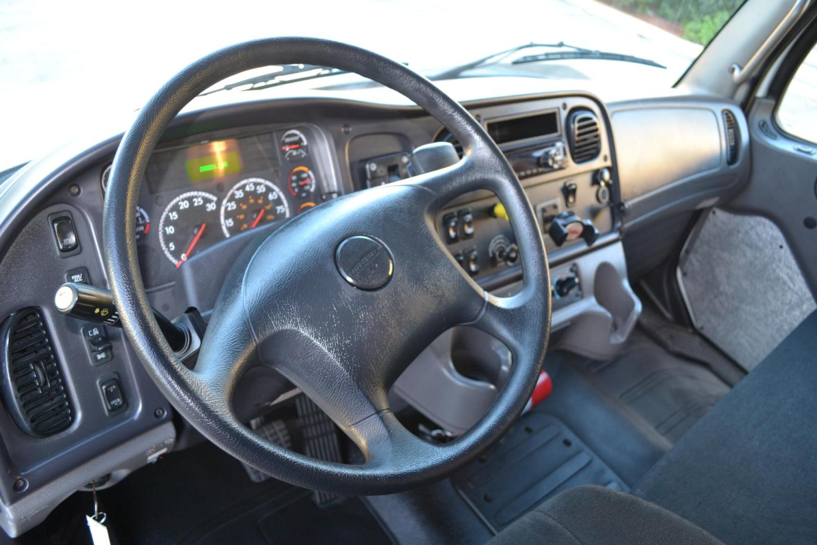2018 WHITE /BLACK FREIGHTLINER M2-106 with an CUMMINS B6.7L 240HP engine, ALLISON 2500RDS AUTOMATIC transmission, located at 9172 North Fwy, Houston, TX, 77037, (713) 910-6868, 29.887470, -95.411903 - Photo#16